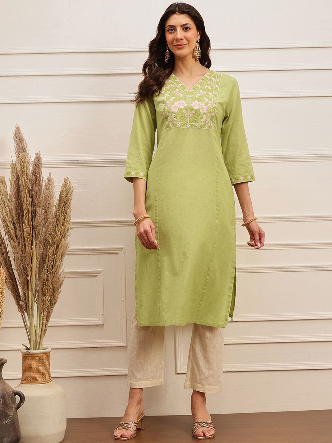 

BARARA ETHNIC Floral Embroidered V-Neck Straight Kurta, Green