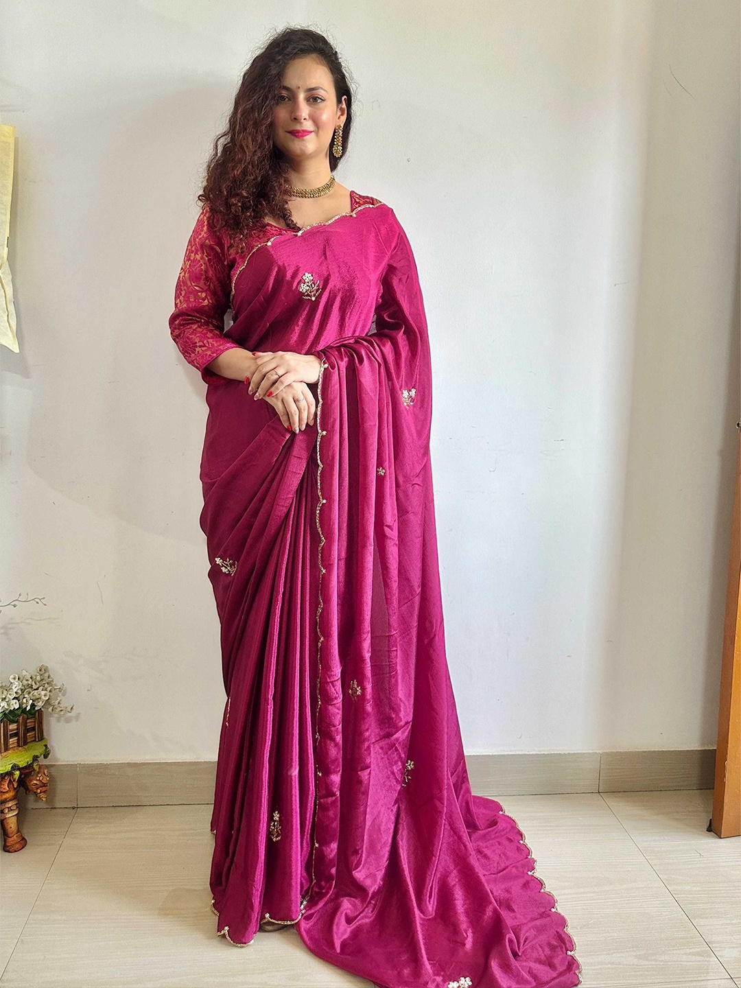 

DIVASTRI Floral Beads and Stones Silk Blend Saree, Magenta