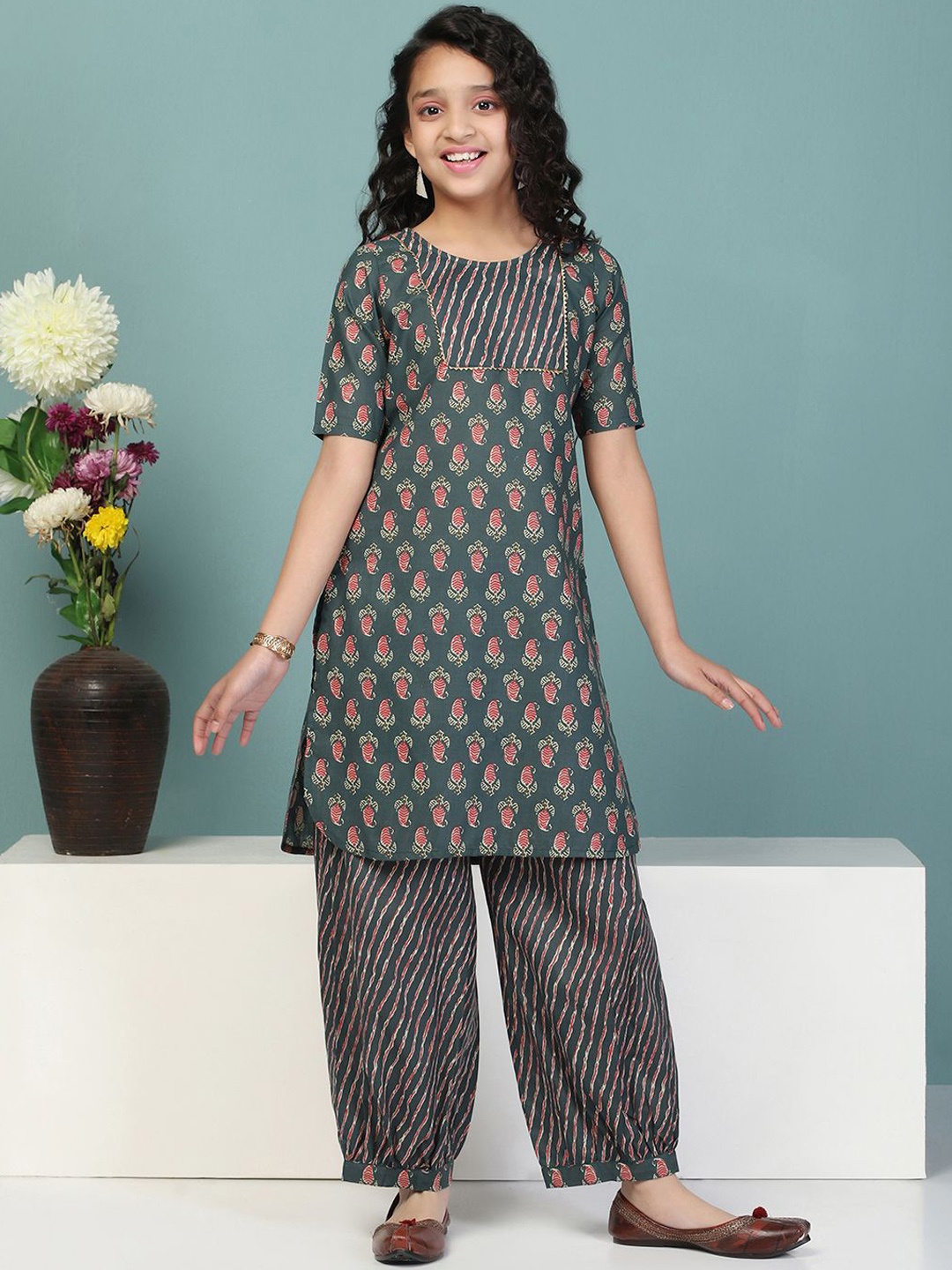 

Sangria Green & Red Girls Paisley Printed Round Neck Cotton Straight Kurta With Salwar
