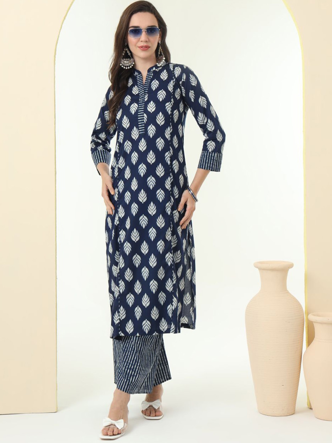 

Tissu Women Ethnic Motifs Printed Regular Pure Cotton Kurta with Palazzos, Navy blue