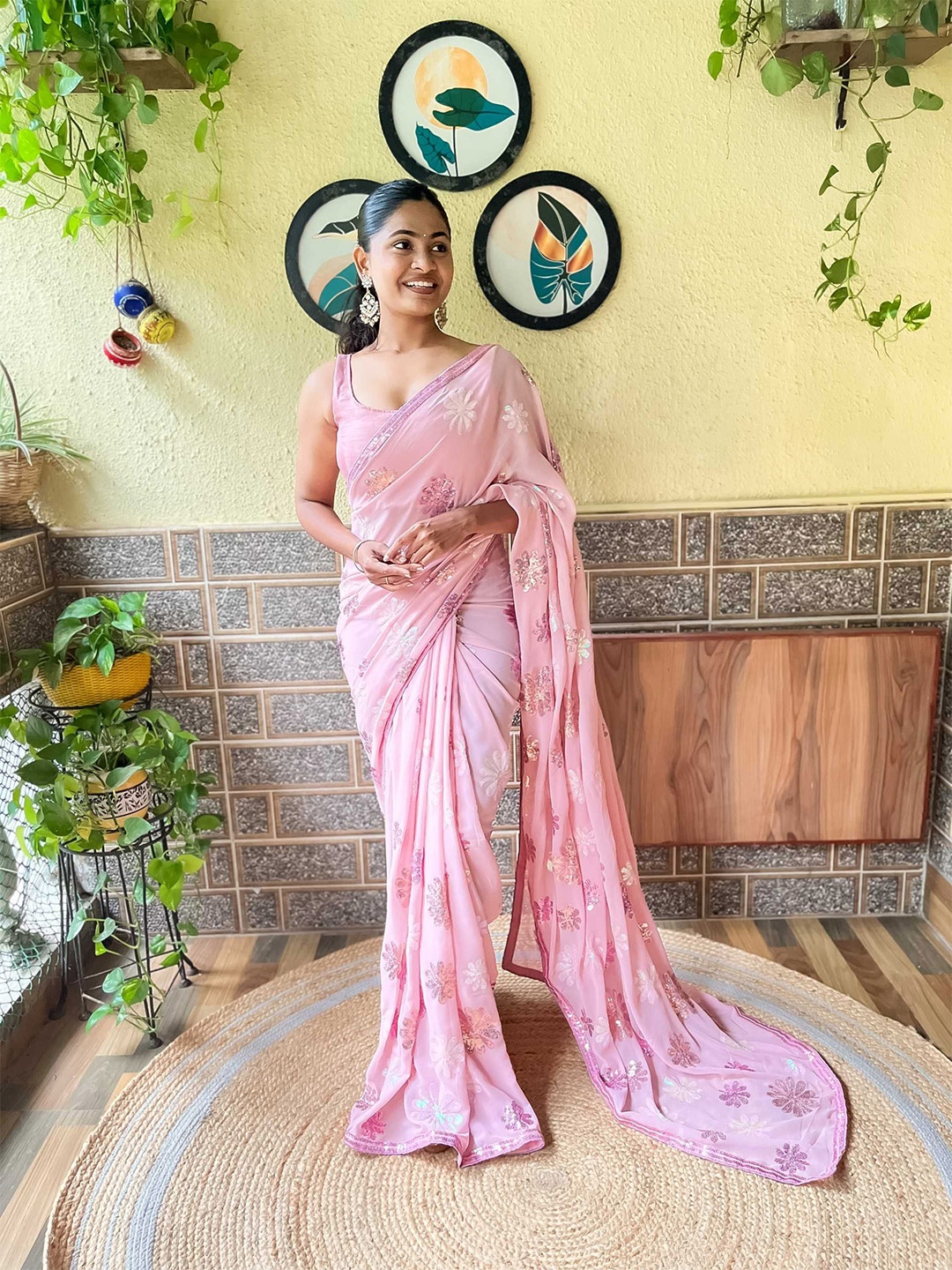 

DIVASTRI Women Floral Embellished Sequinned Embroidered Border Saree, Pink