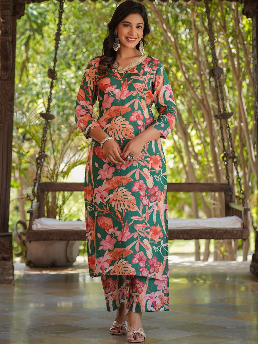 

DIVASTRI Floral Printed V-Neck Straight Kurta with Palazzos, Green