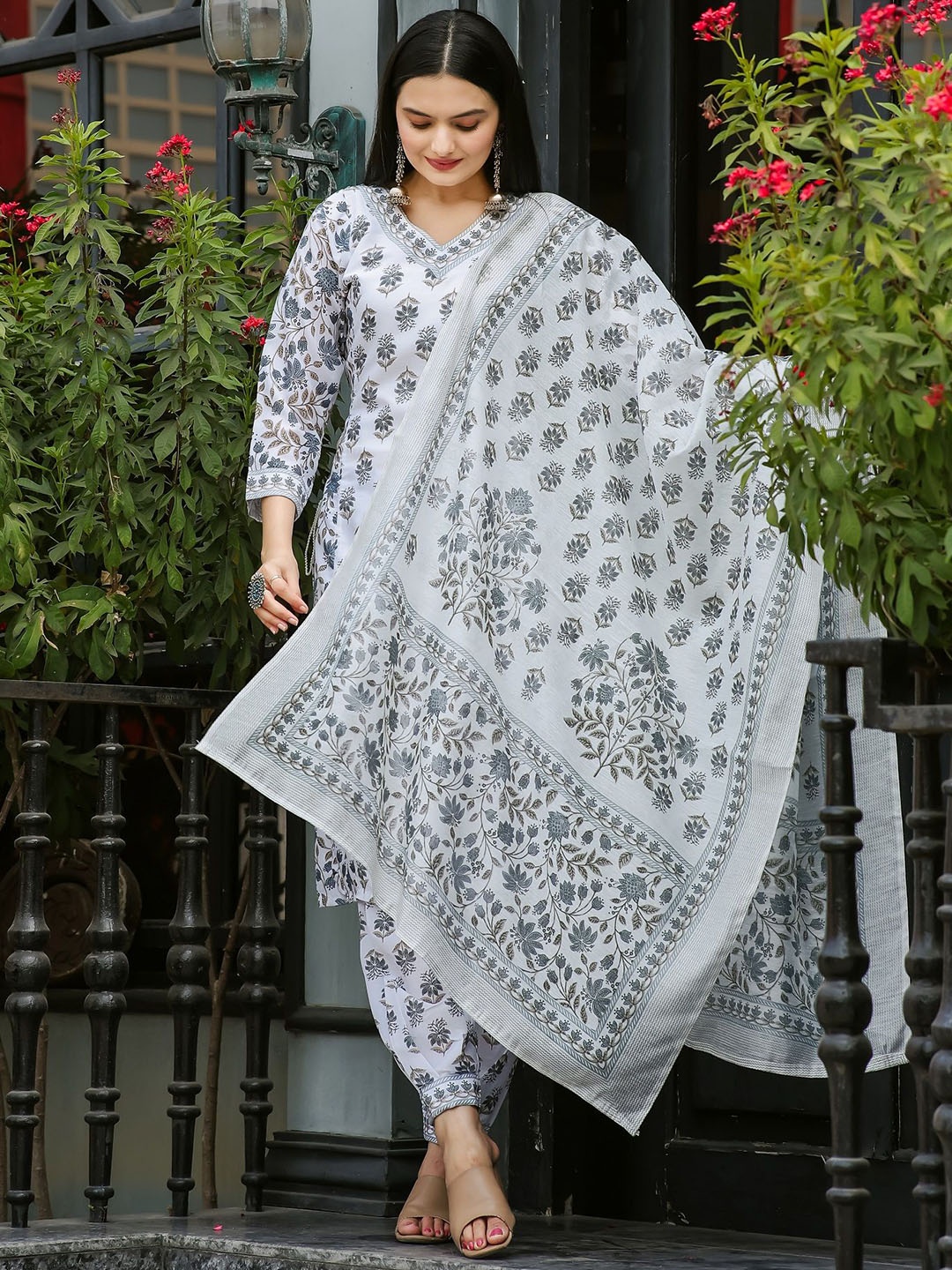 

Moda Rapido Women Floral Printed Regular Kurta with Trousers & With Dupatta, Grey