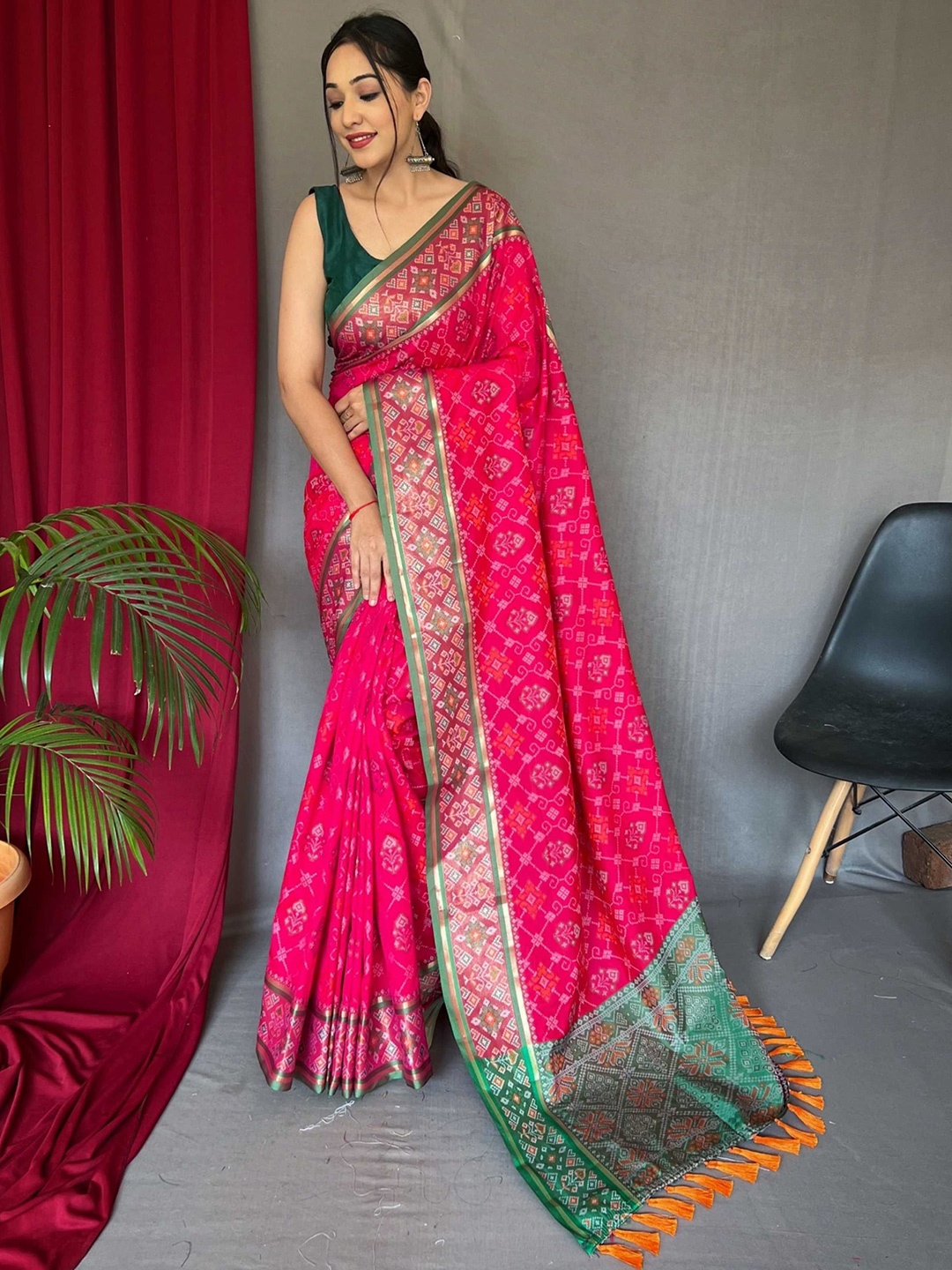 

DIVASTRI Ethnic Motifs Woven Design Zari Patola Saree, Pink