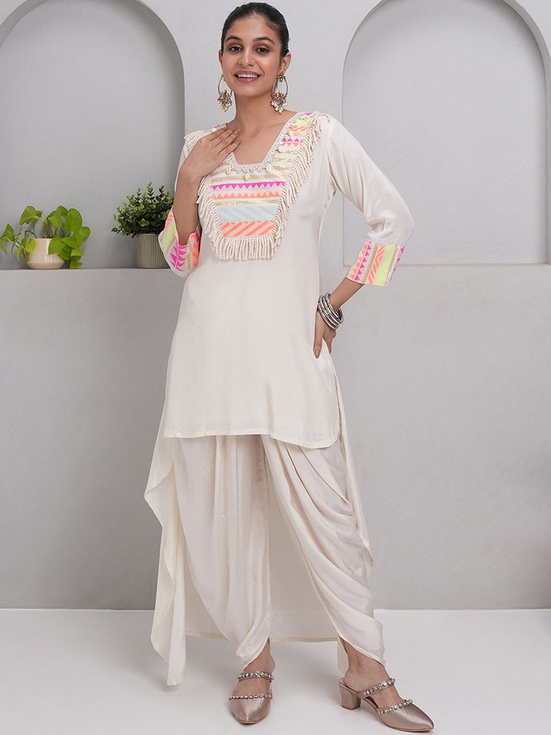 

Label Ishnya Geometric Printed V Neck Kurta With Dhoti Pants, Off white