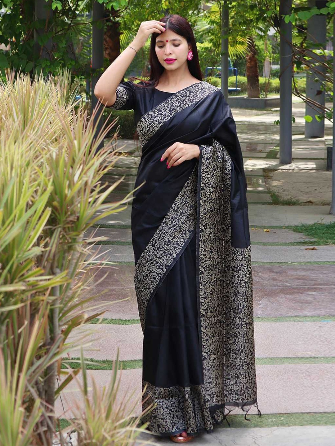 

APNISHA Pure Silk Banarasi Saree, Black
