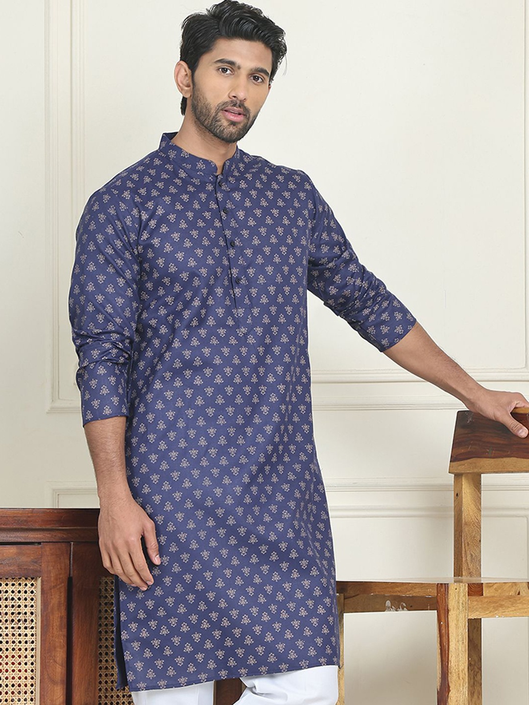 

Anouk Navy Blue Floral Printed Mandarin Collar Straight Kurta