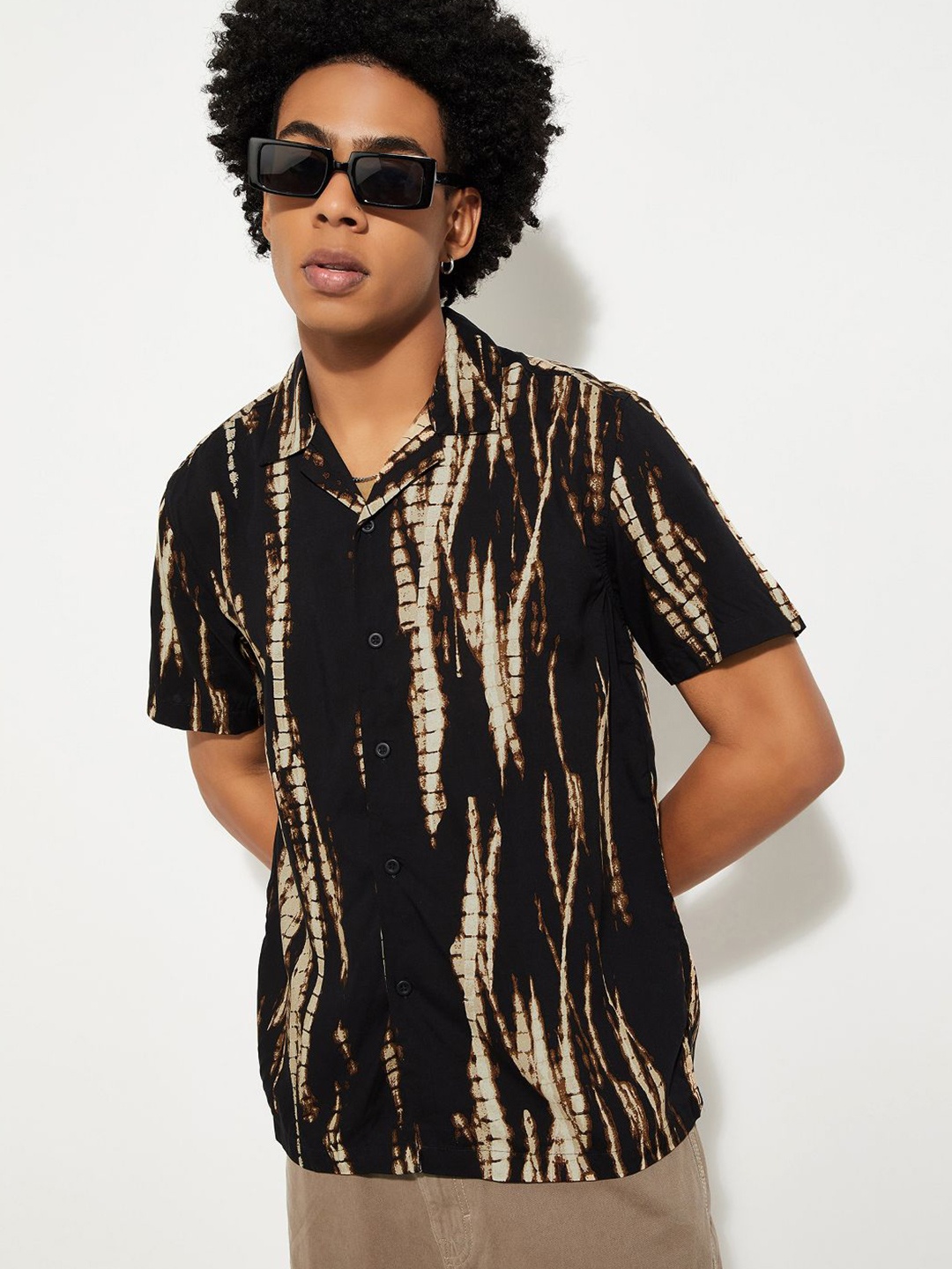 

max Men Cuban Collar Abstract Printed Casual Shirt, Black