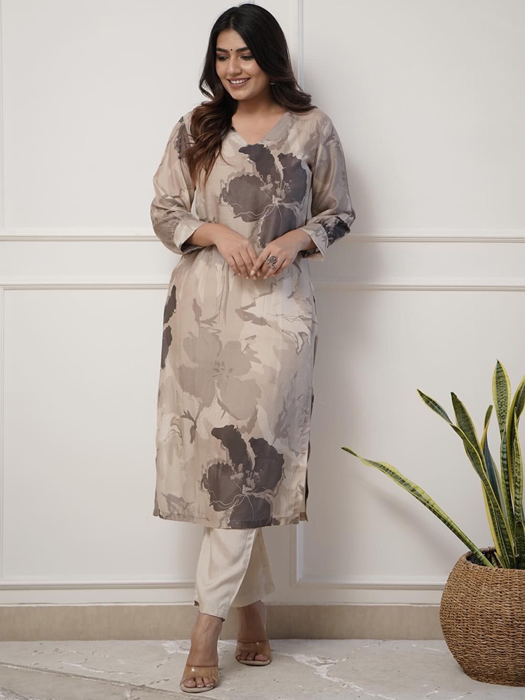 

GoSriKi Floral Printed Round Neck Straight Kurta With Trousers, Cream