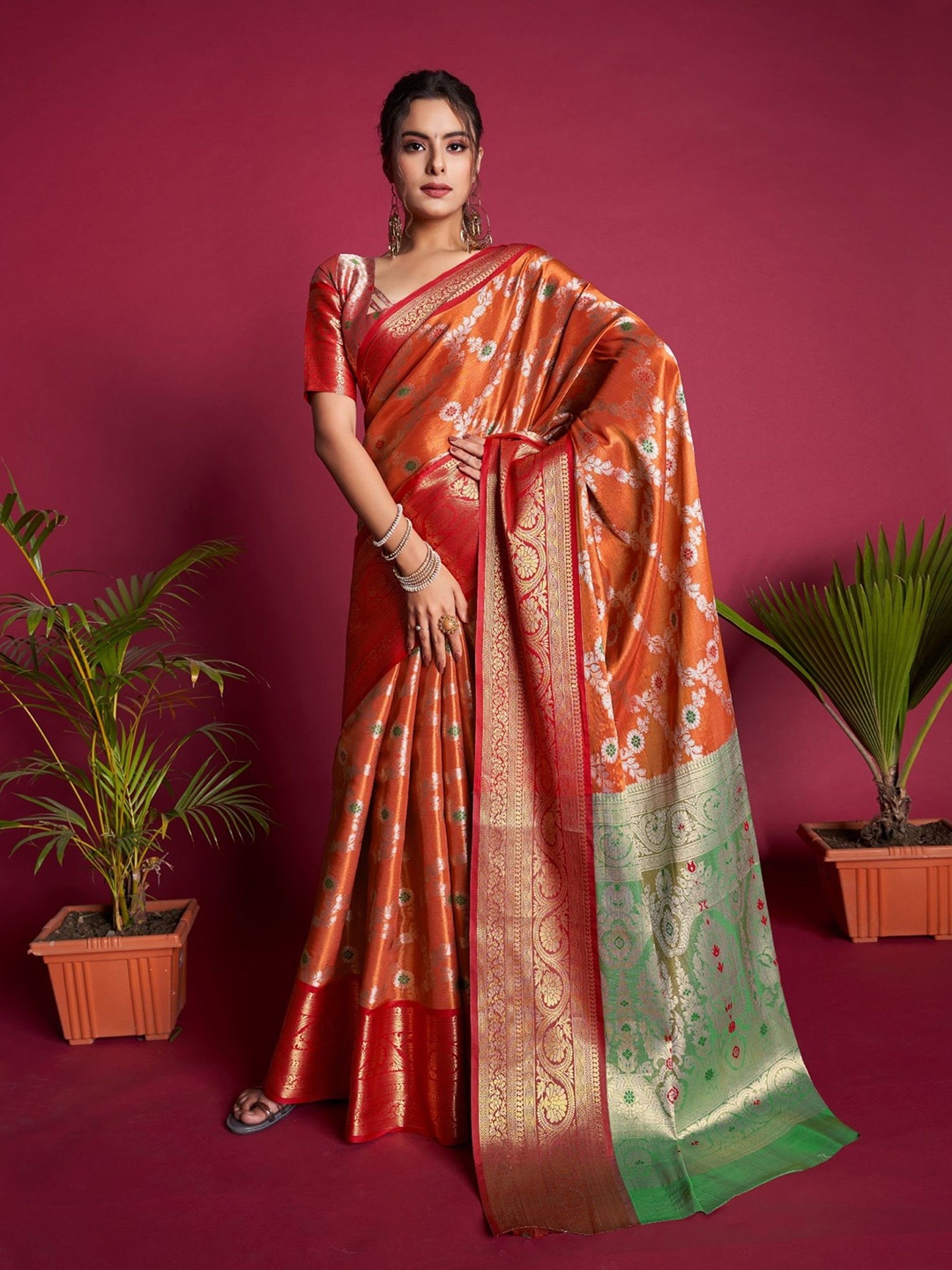 

DIVASTRI Floral Zari Silk Blend Kanjeevaram Saree, Orange