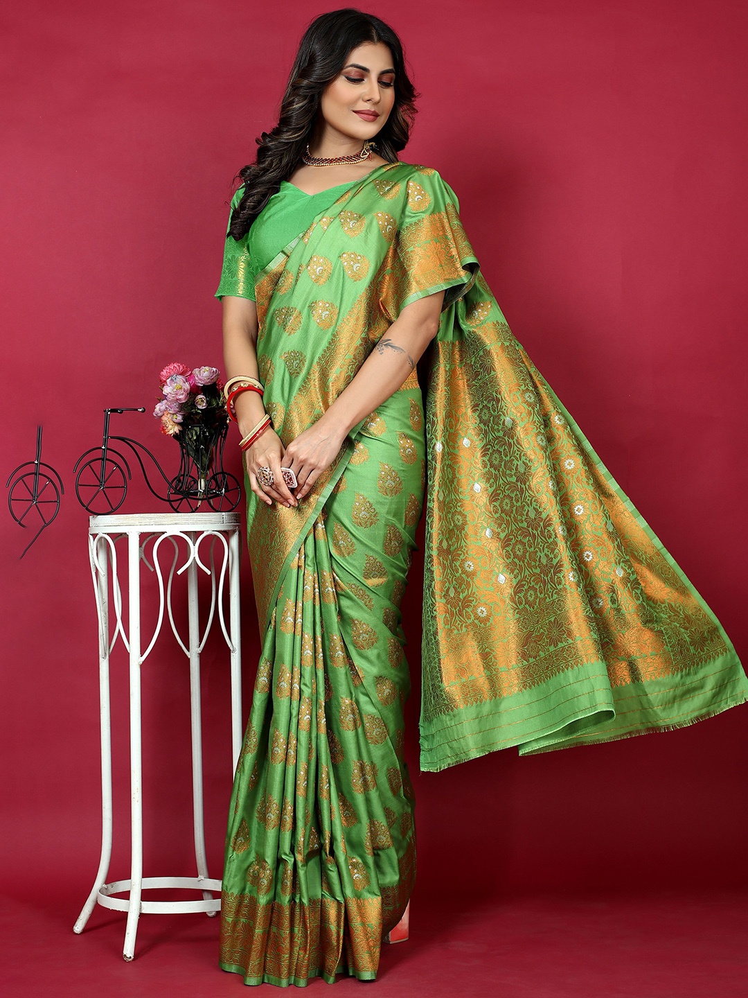 

Kandora Woven Design Zari Pure Silk Paithani Saree, Fluorescent green