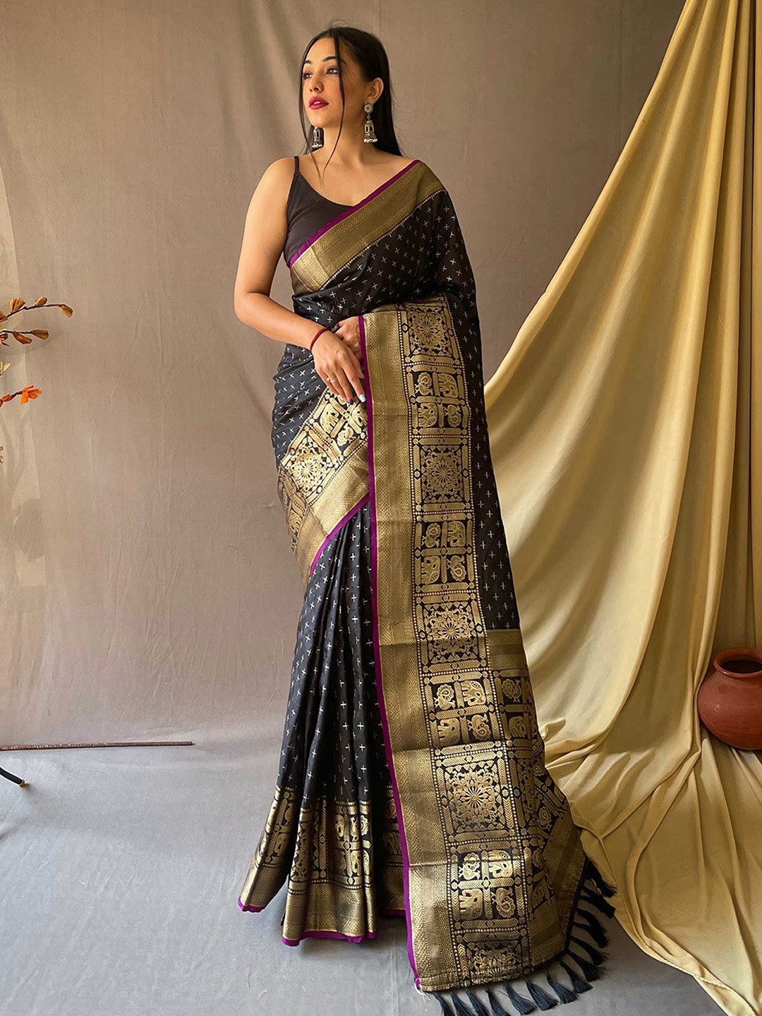 

DIVASTRI Woven Design Zari Silk Blend Kanjeevaram Saree, Black