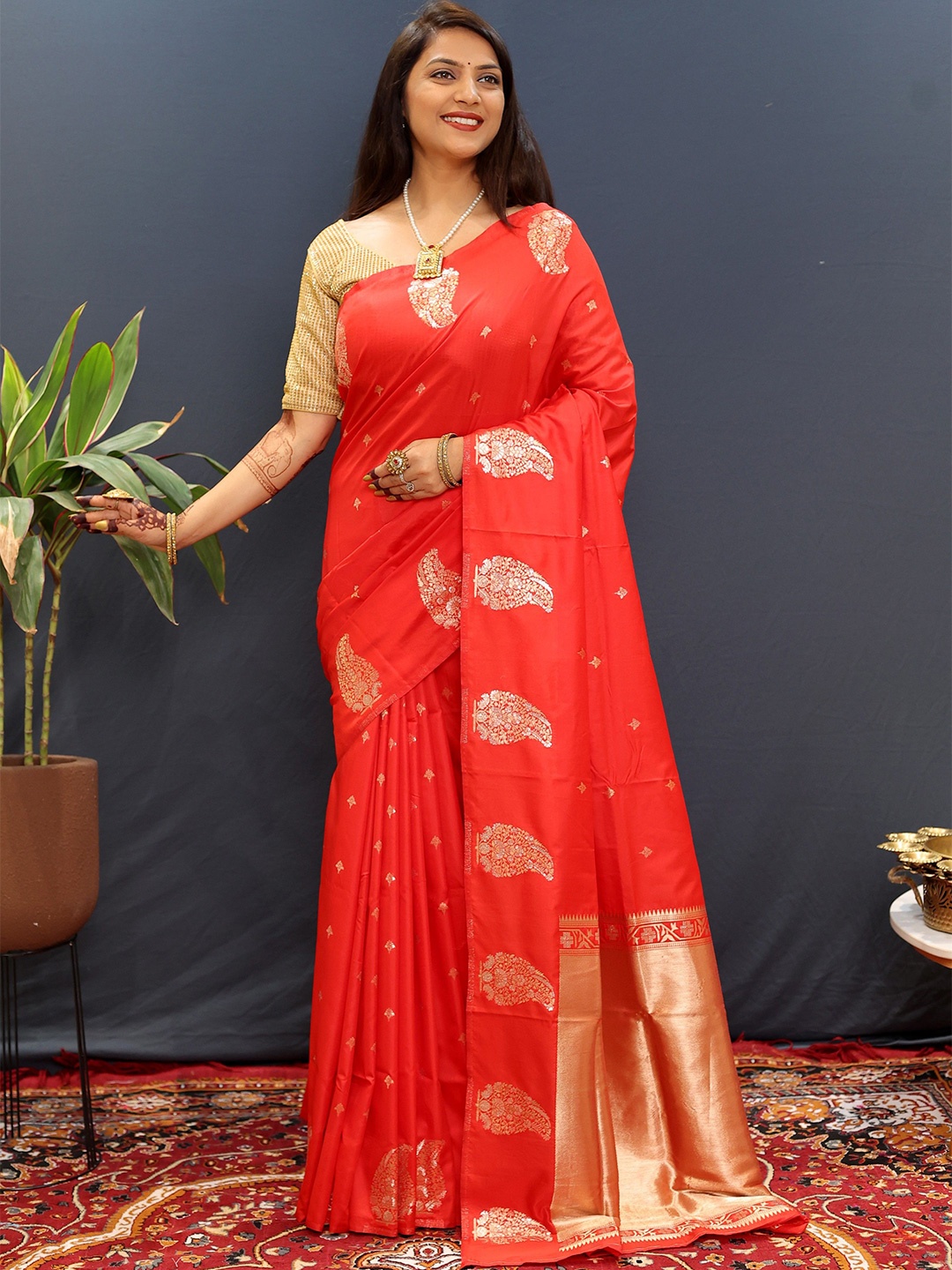 

Kandora Woven Design Zari Pure Silk Banarasi Saree, Red
