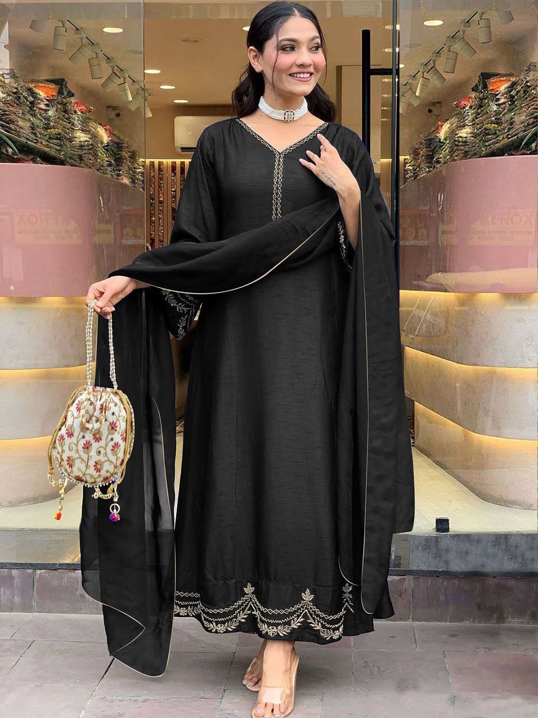 

DIVASTRI Floral Gotta Patti Embellished V-Neck Anarkali Kurta With Trousers & Dupatta, Black