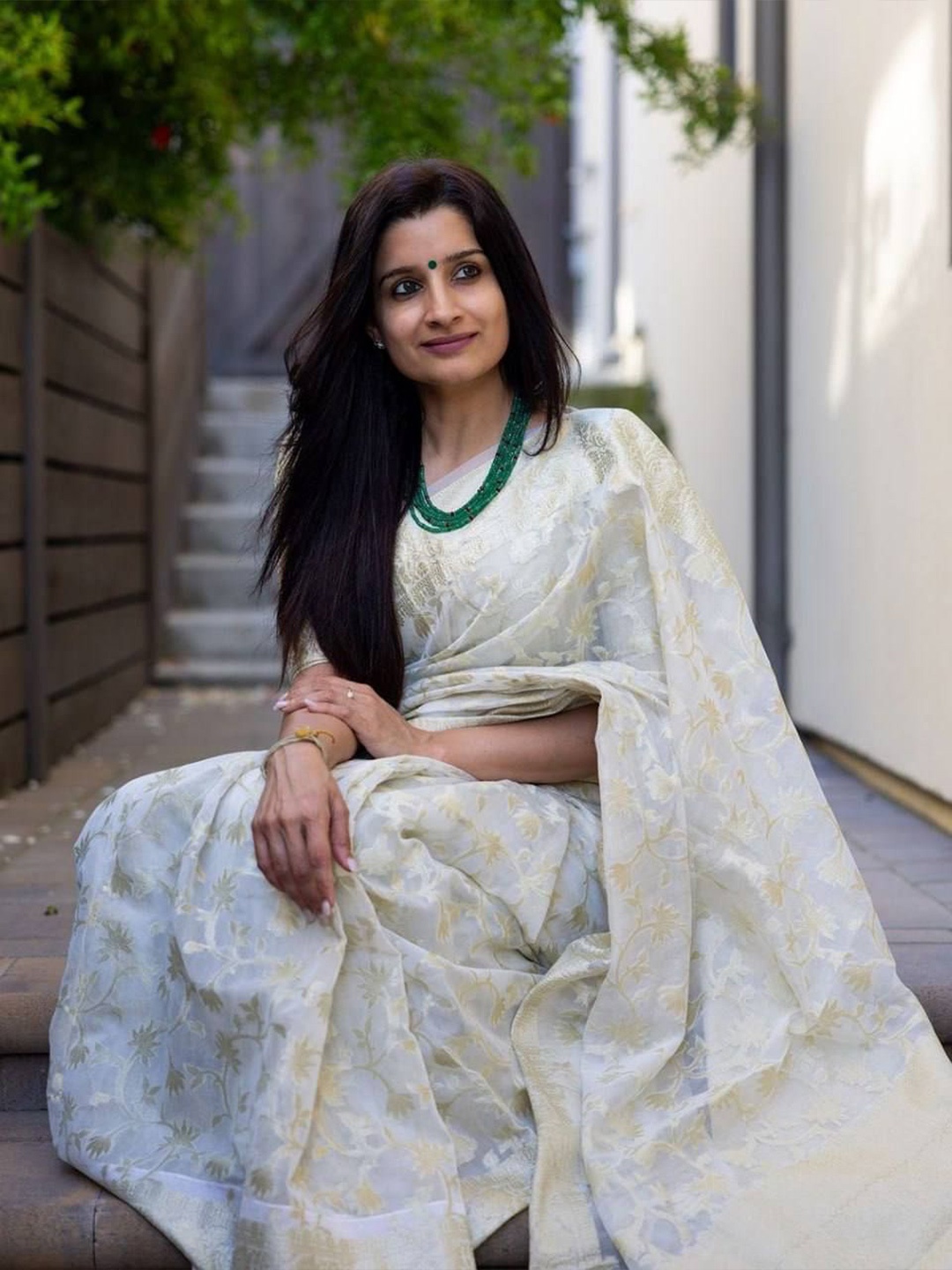 

APNISHA Woven Design Zari Pure Silk Banarasi Saree, White