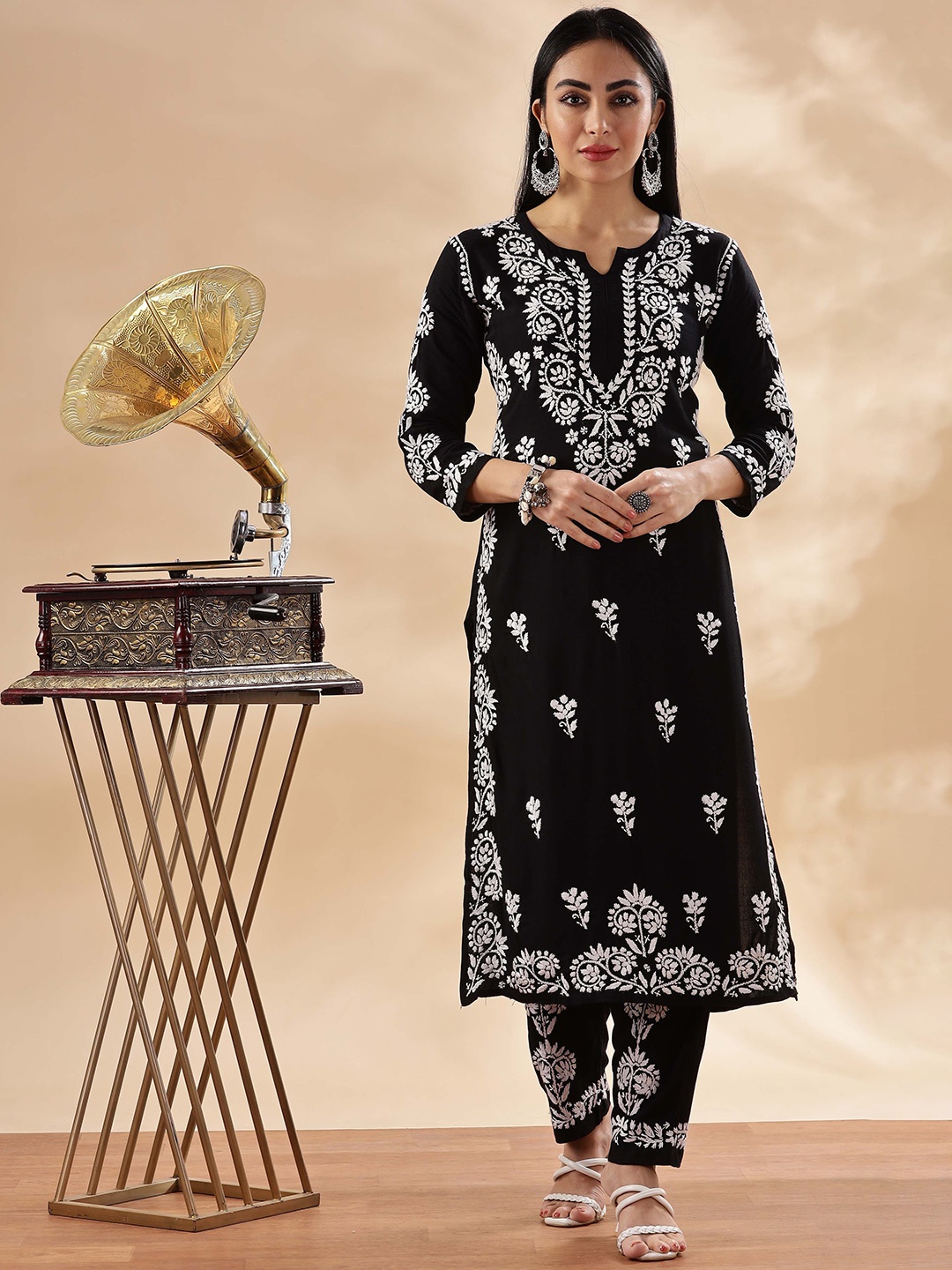 

Club Loom Women Floral Embroidered Chikankari Straight Kurta, Black