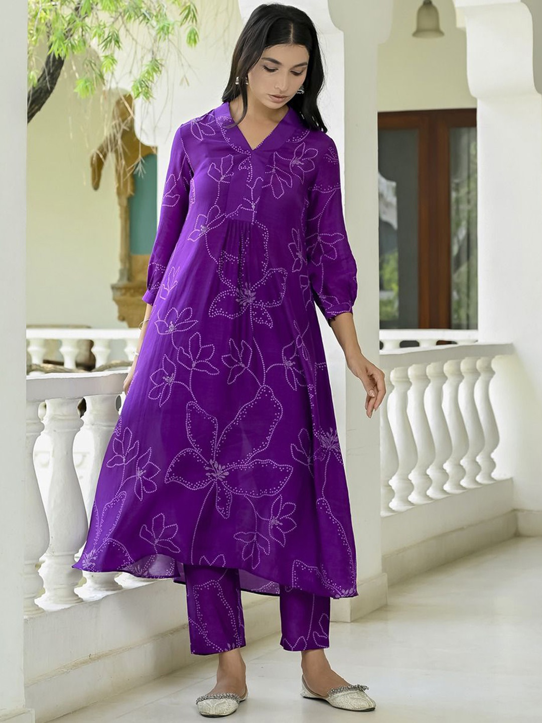 

DIVASTRI Bandhani Printed Pleated V-Neck Anarkali Kurta With Trousers, Purple