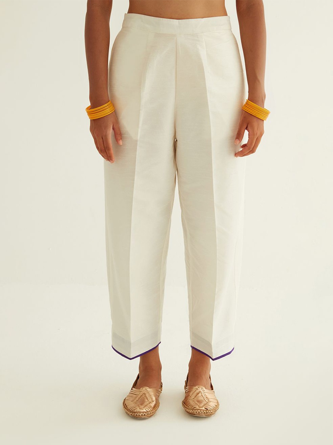 

Abhishti Women Pegged Pant With Contrast Hem Detail, White