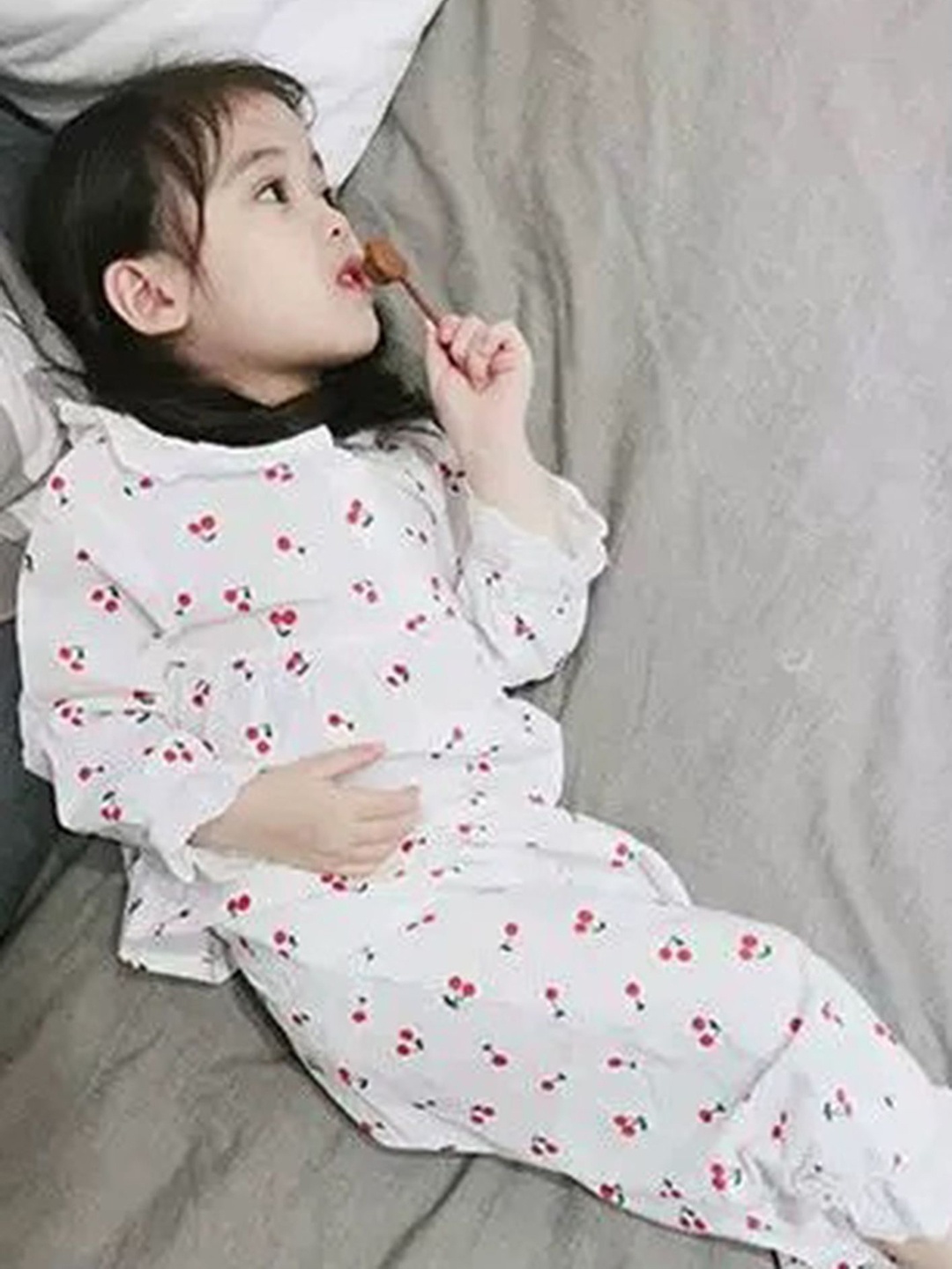 

LULU & SKY Girls Printed Night suit, White