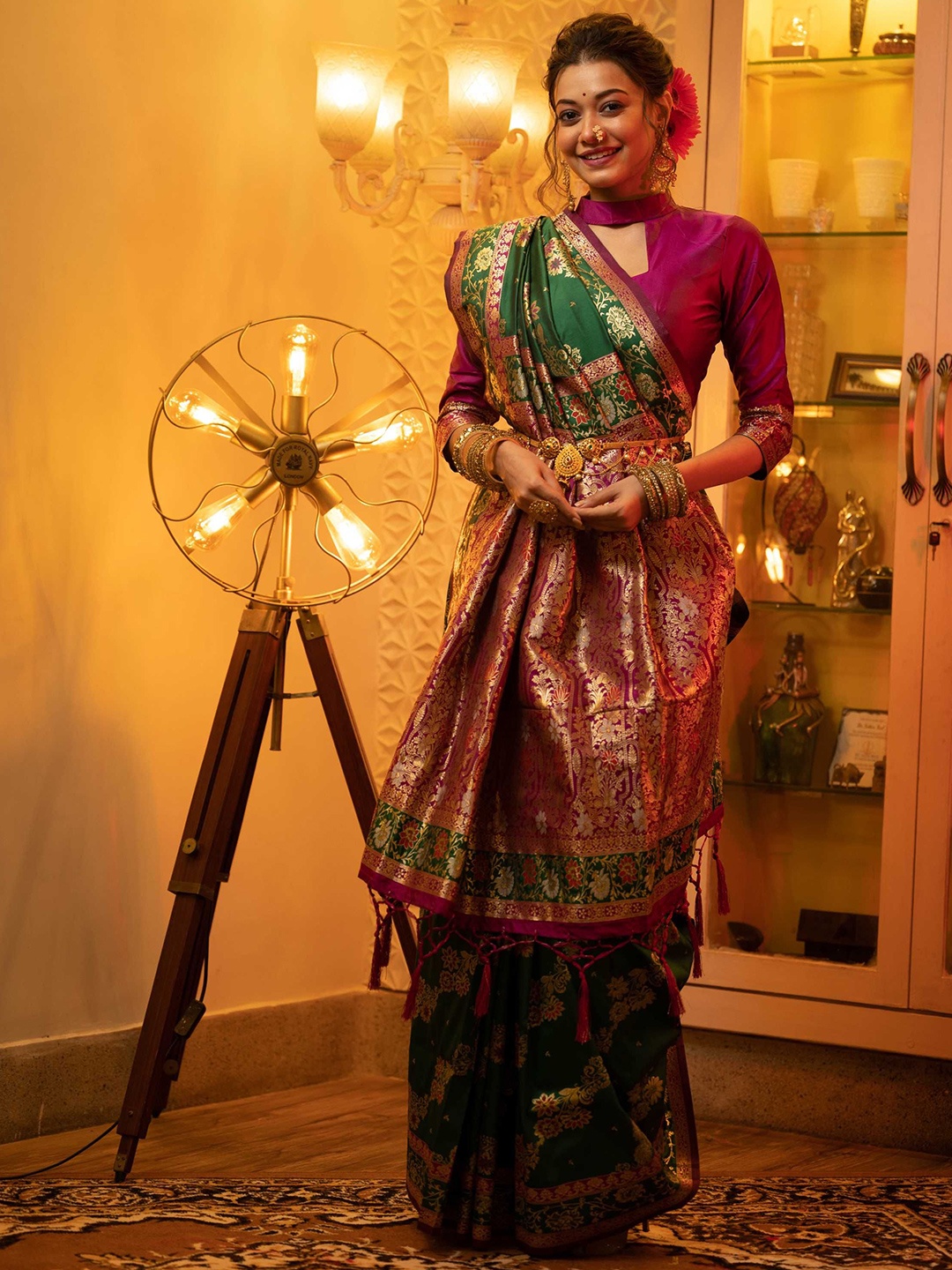 

DIVASTRI Woven Design Zari Silk Blend Banarasi Saree, Green