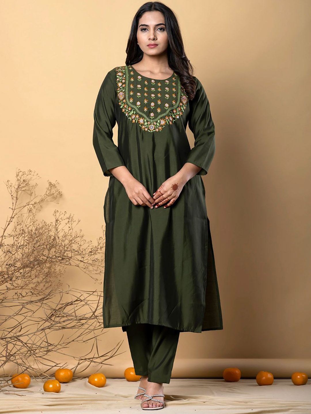 

Readiprint Floral Embroidered Thread Work Straight Kurta With Trousers, Green