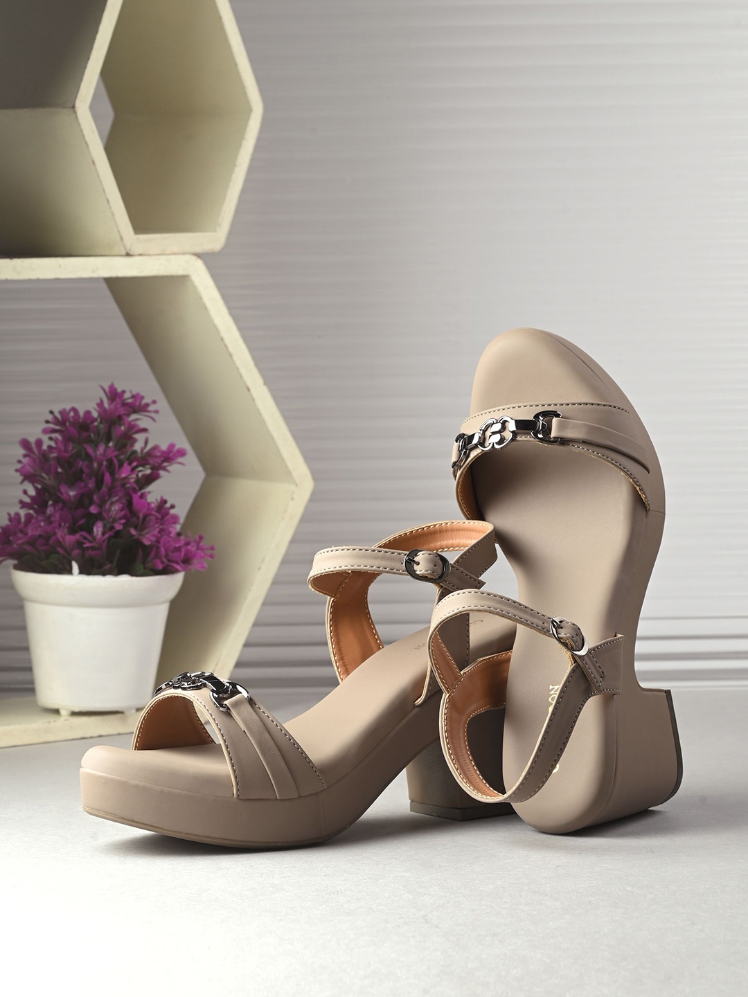 

CLOG LONDON Women Block Sandals with Buckles, Grey