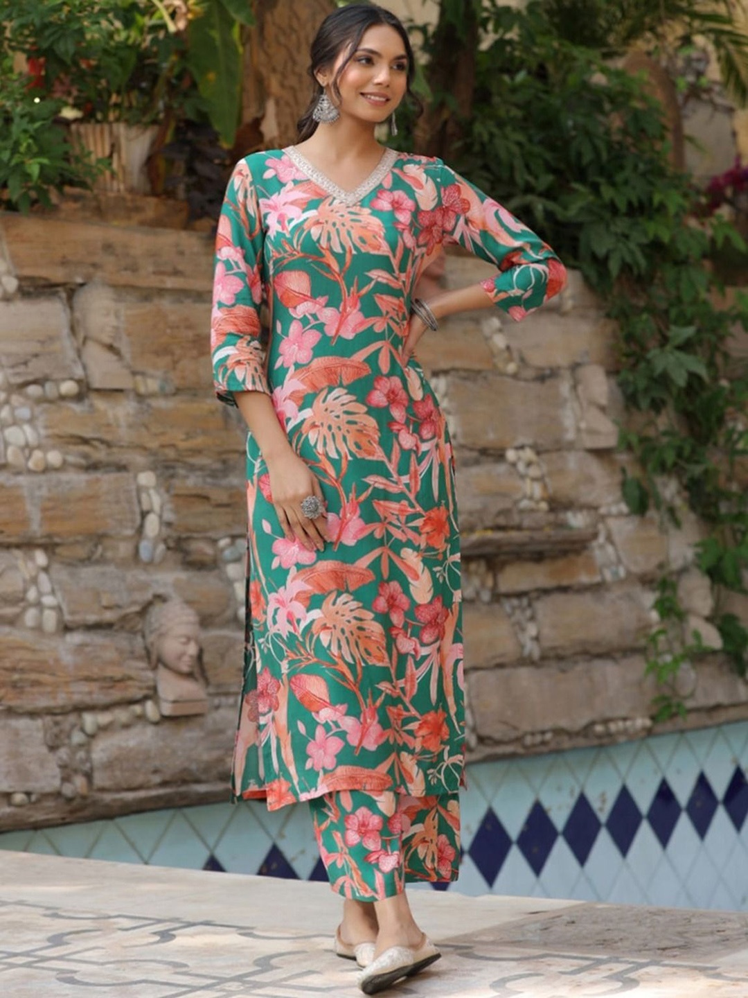 

DIVASTRI Floral Printed V-Neck Straight Kurta with Palazzos, Green