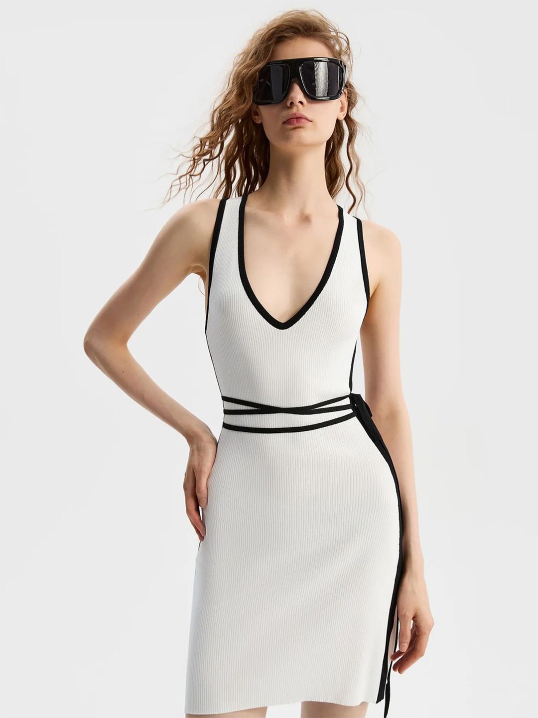 

Moda Rapido Ribbed Side Tape Detail Plunge Neck Bodycon Dress, White