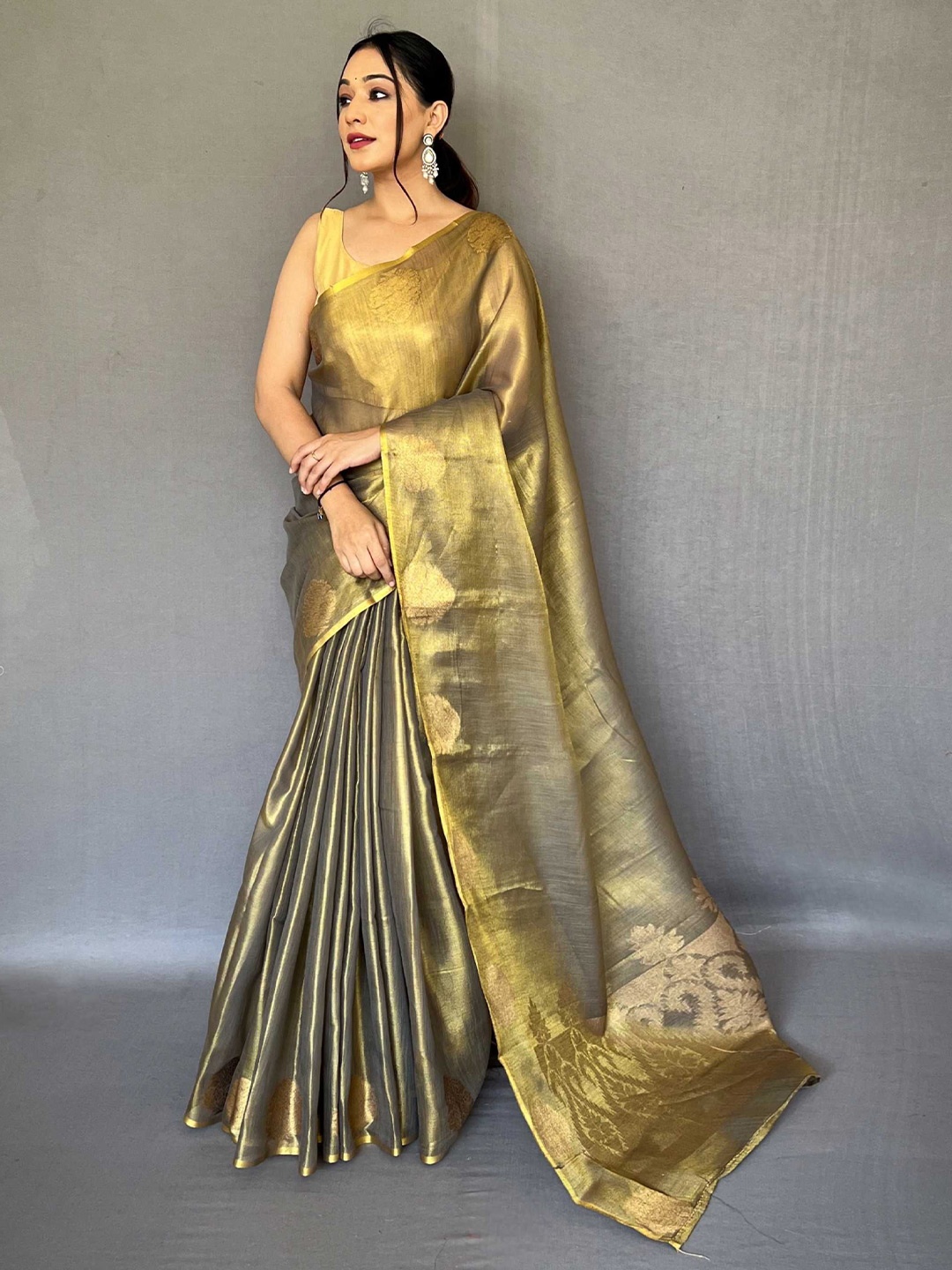

DIVASTRI Woven Design Zari Saree With Unstitched Blouse Piece, Gold