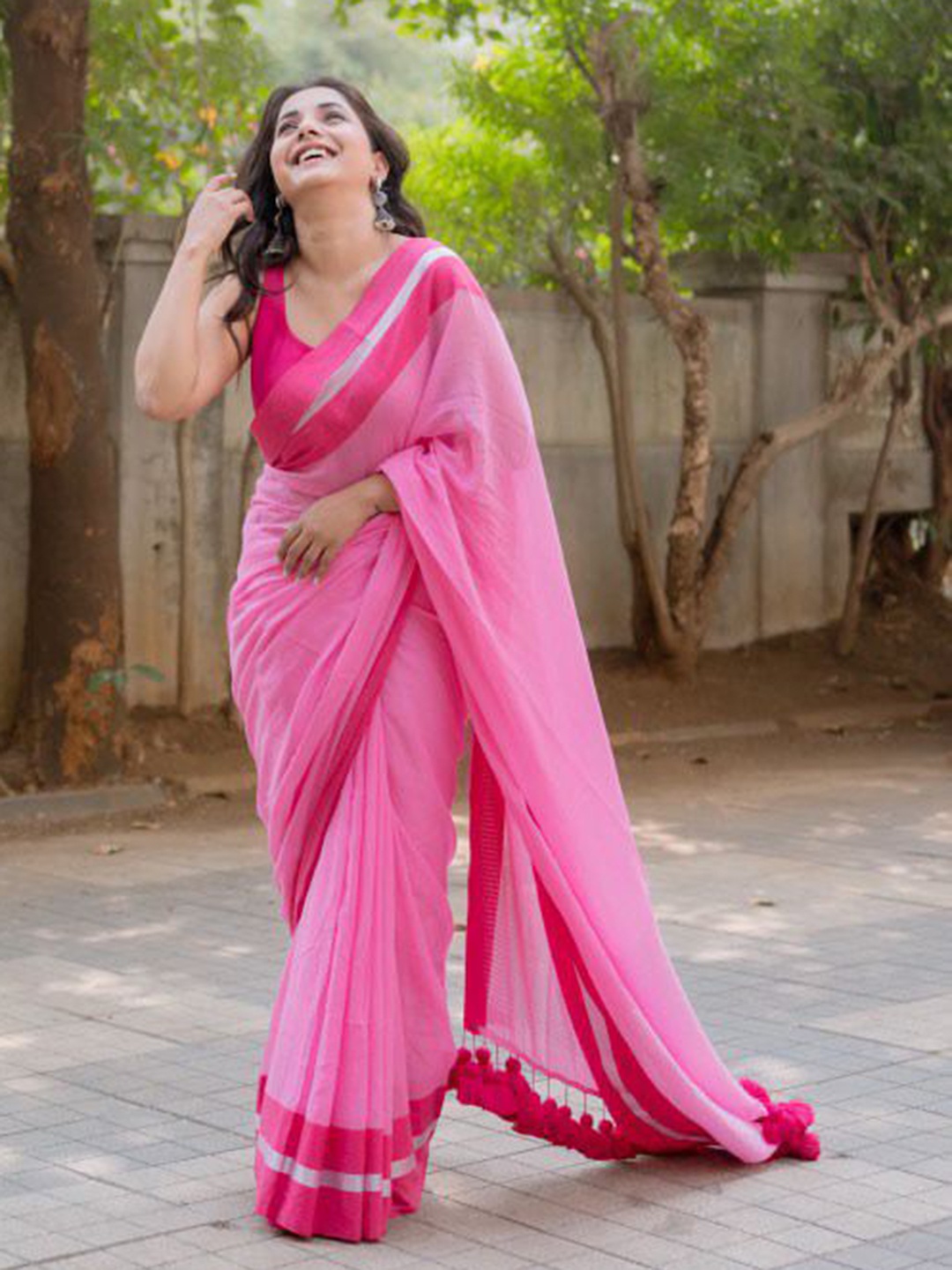 

Eternity by sakshi Solid Saree, Pink