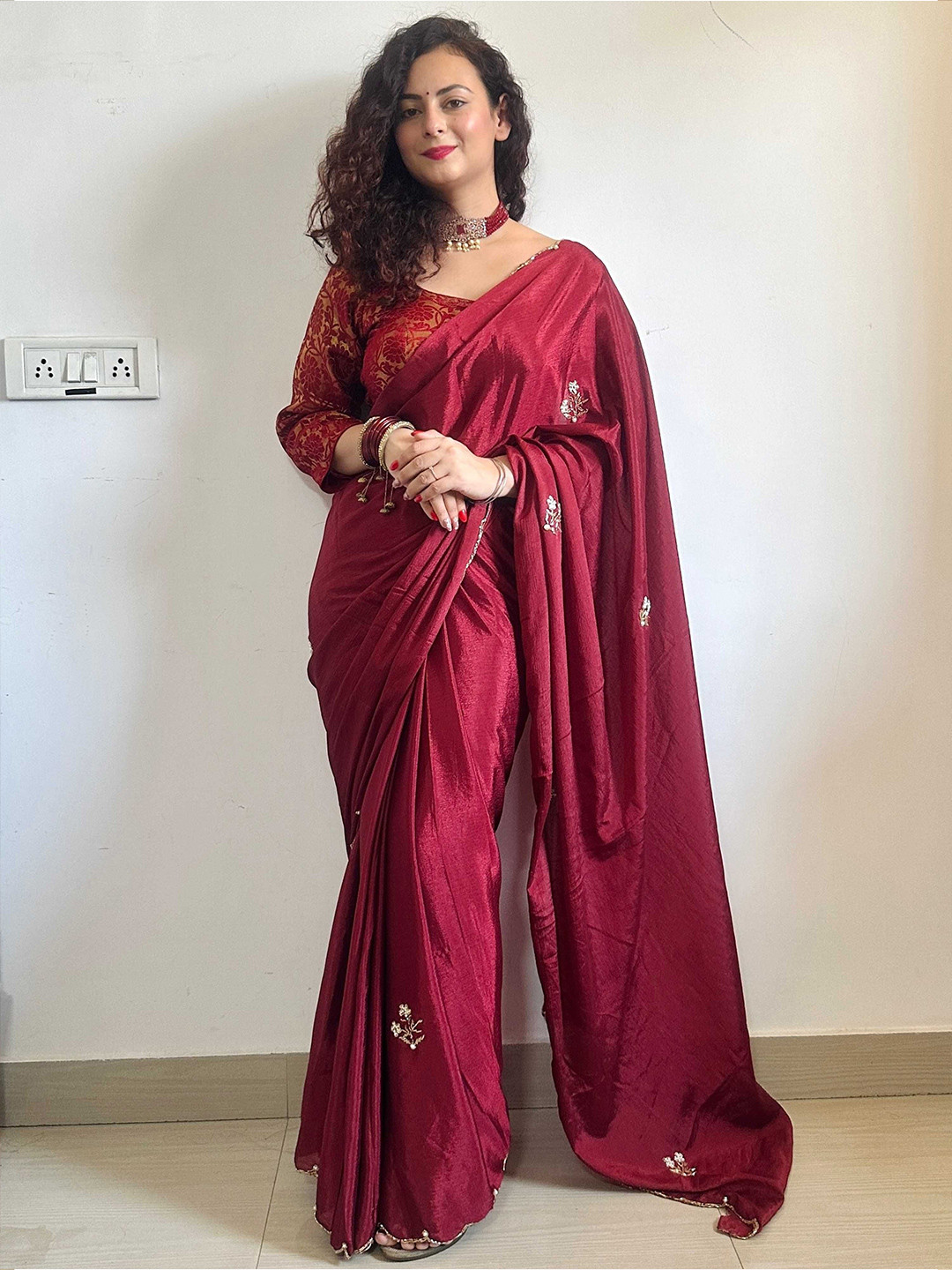 

DIVASTRI Embellished Zari Silk Blend Saree, Maroon