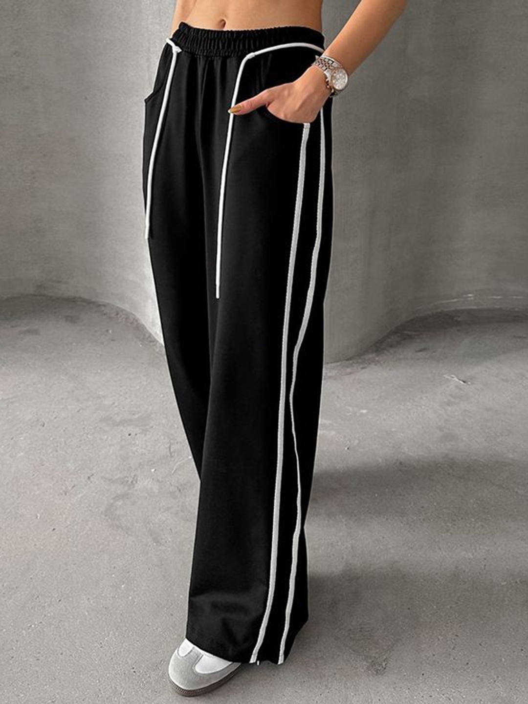 

MIAKEE Women Straight Fit Trousers, Black