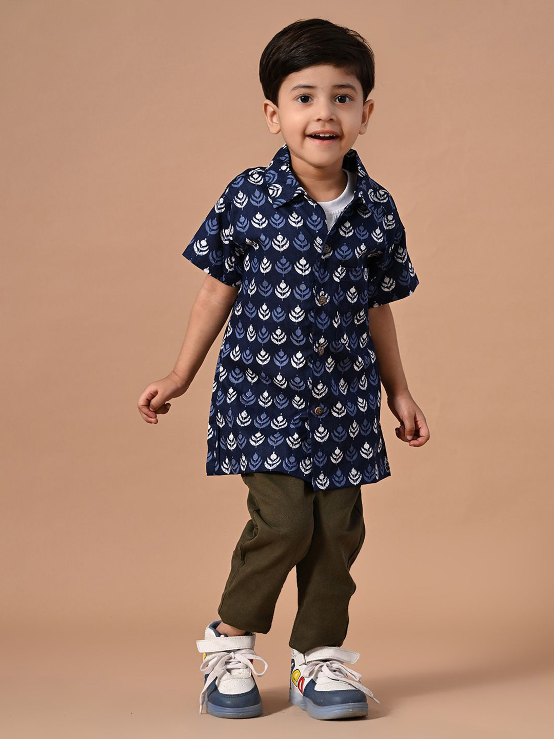

MoMaa Boys Comfort Fit Spread Collar Ethnic Motifs Printed Cotton Casual Shirt, Navy blue
