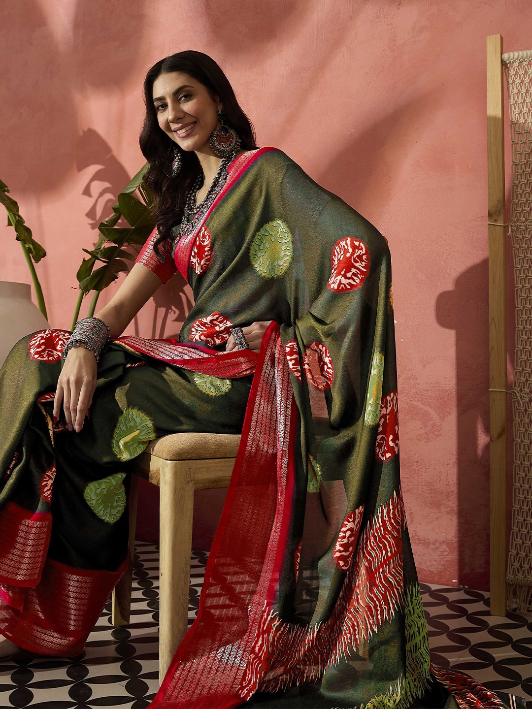 

Sangria Fabric Printed Saree With Blouse, Olive