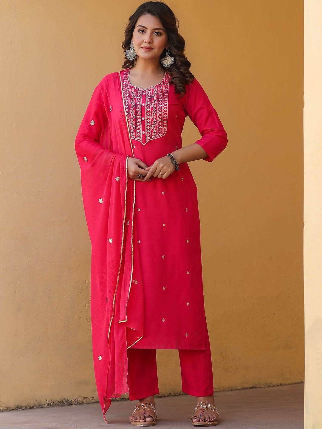

DIVASTRI Floral Embroidered Sweetheart Neck Straight Kurta With Trousers & Dupatta, Pink
