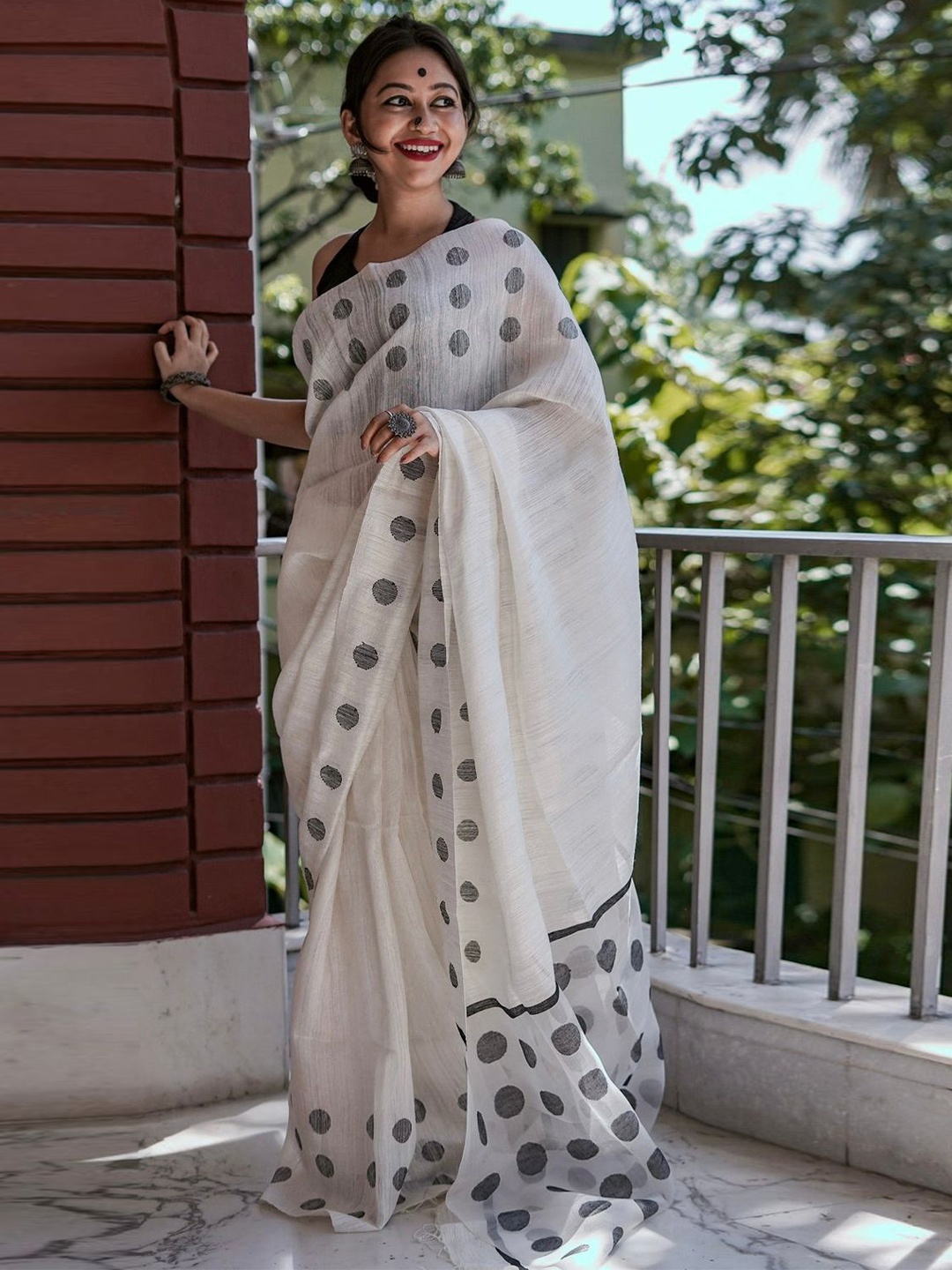 

APNISHA Banarasi Polka Dots Printed Saree, White