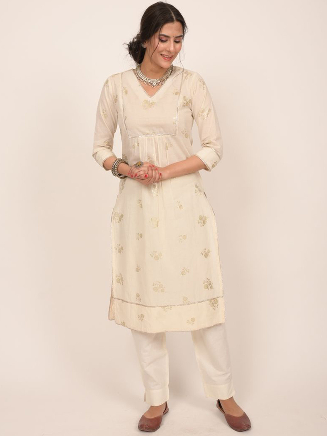 

INDIE JHOLA Floral Printed Foil Work V Neck Pleated Kurta, Off white