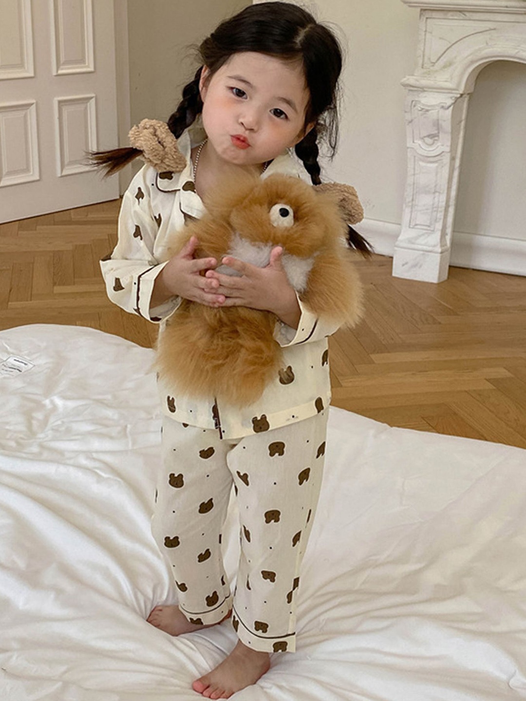 

LULU & SKY Girls Printed Night suit, Off white