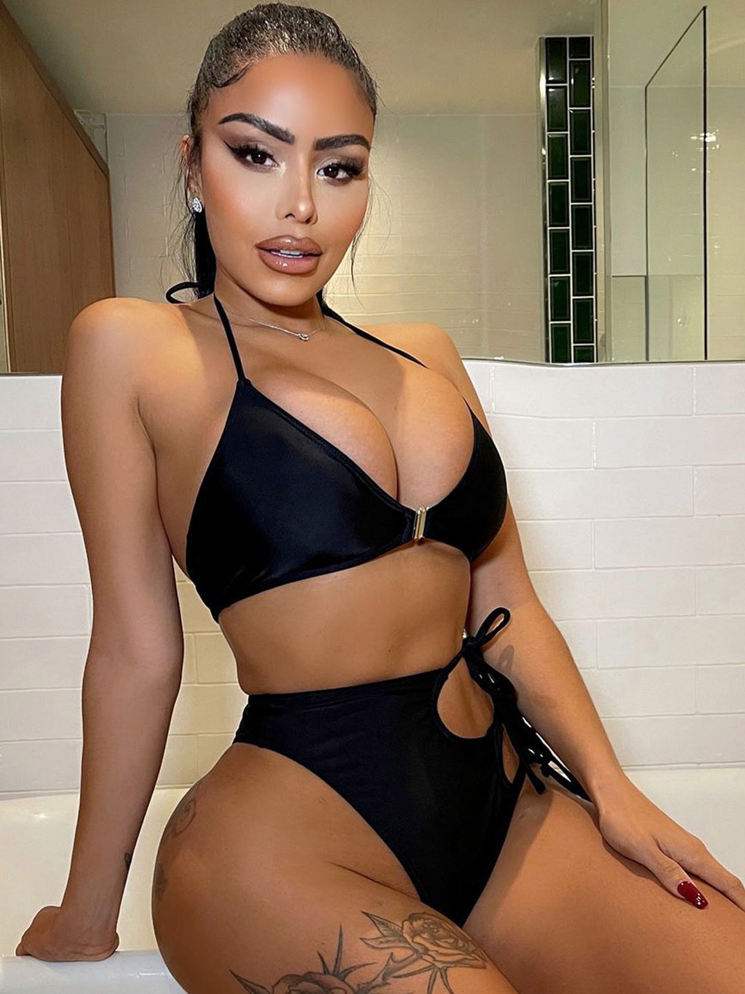 

VAGHBHATT Halter Neck Swim Bikini Set, Black