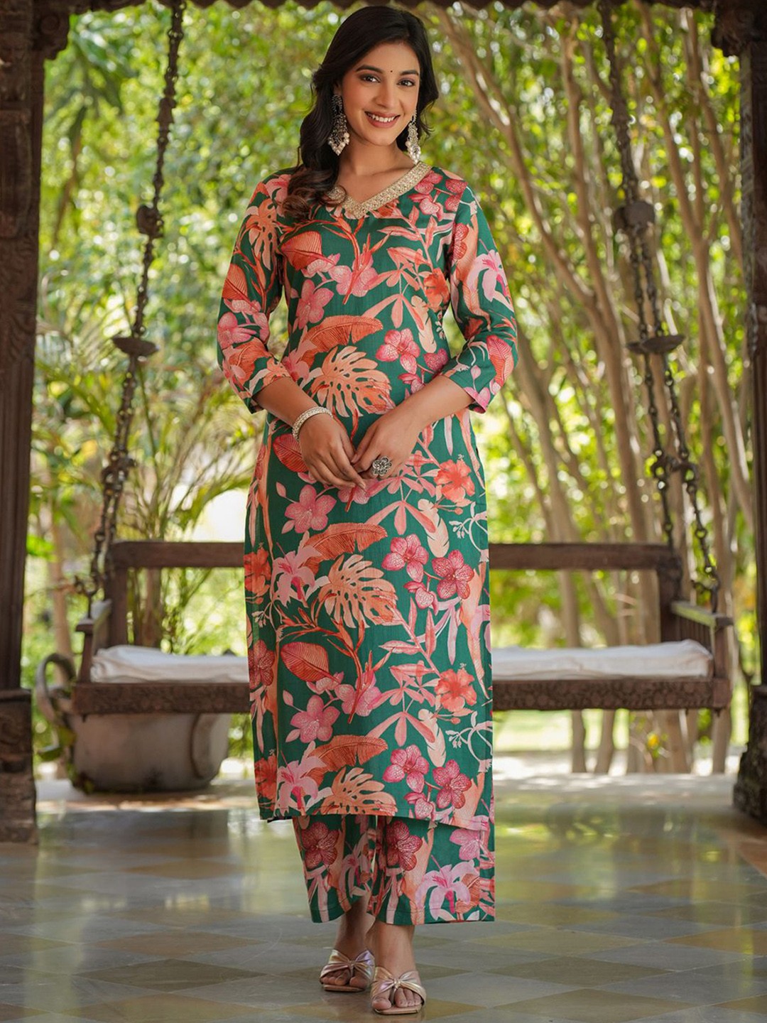 

DIVASTRI Floral Printed V-Neck Straight Kurta with Palazzos, Green