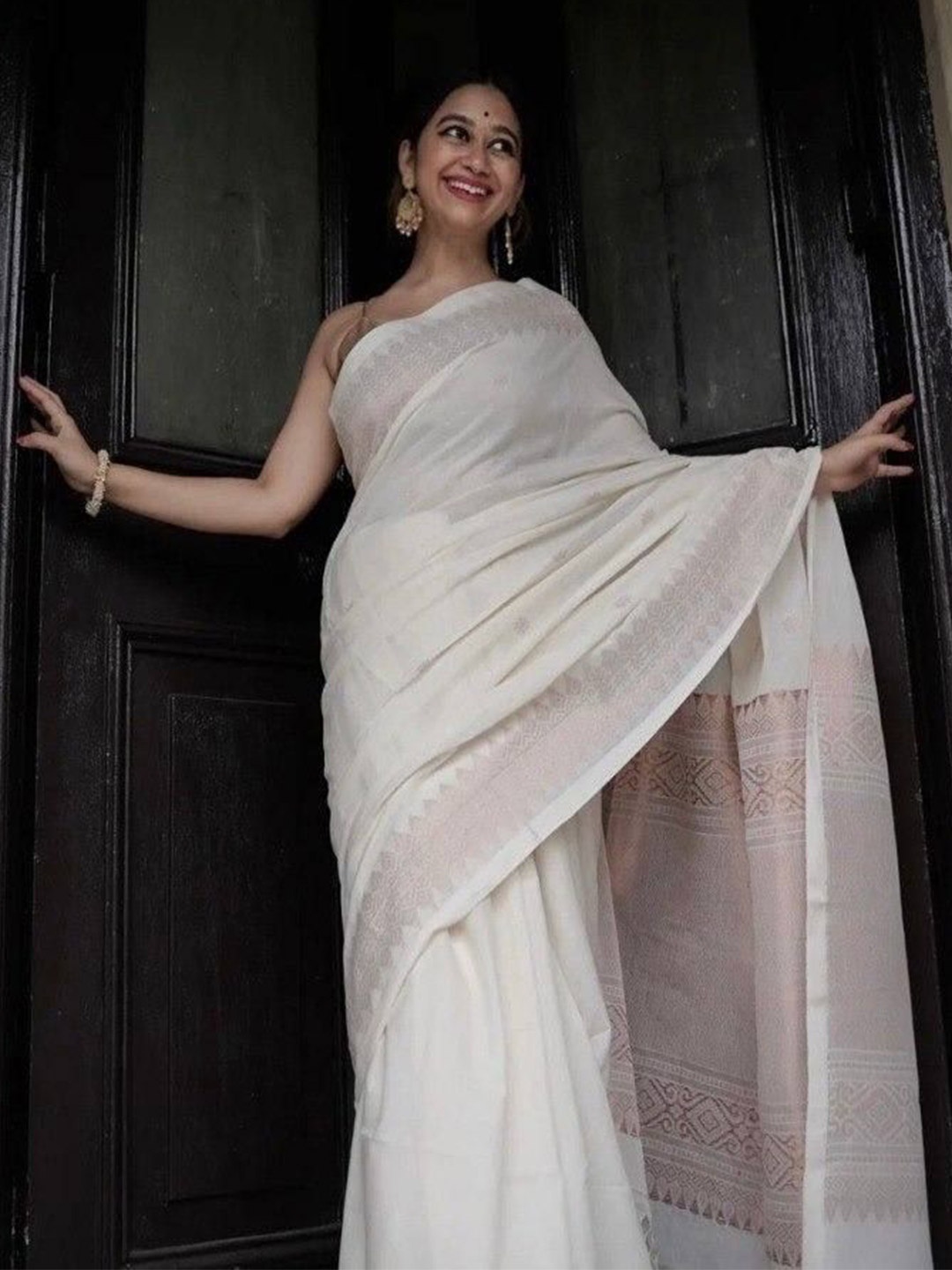 

VILLE FASHION Woven Design Zari Kanjeevaram Saree, White