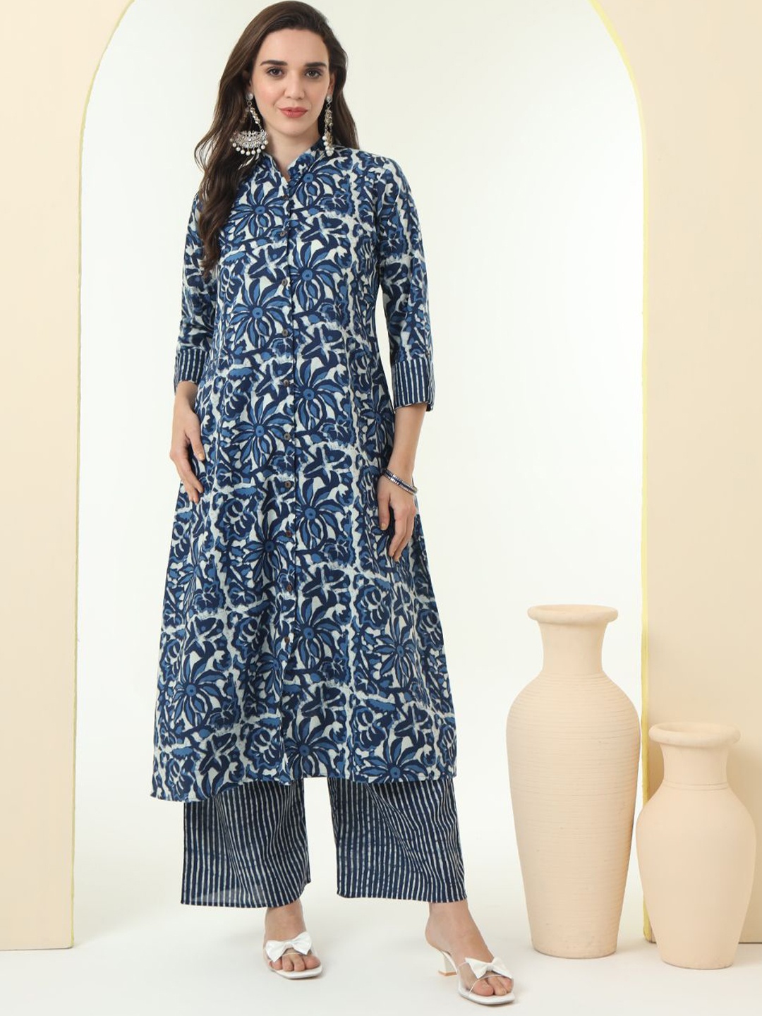 

Tissu Floral Printed Mandarin Collar Straight Pure Cotton Kurta With Palazzos, Navy blue