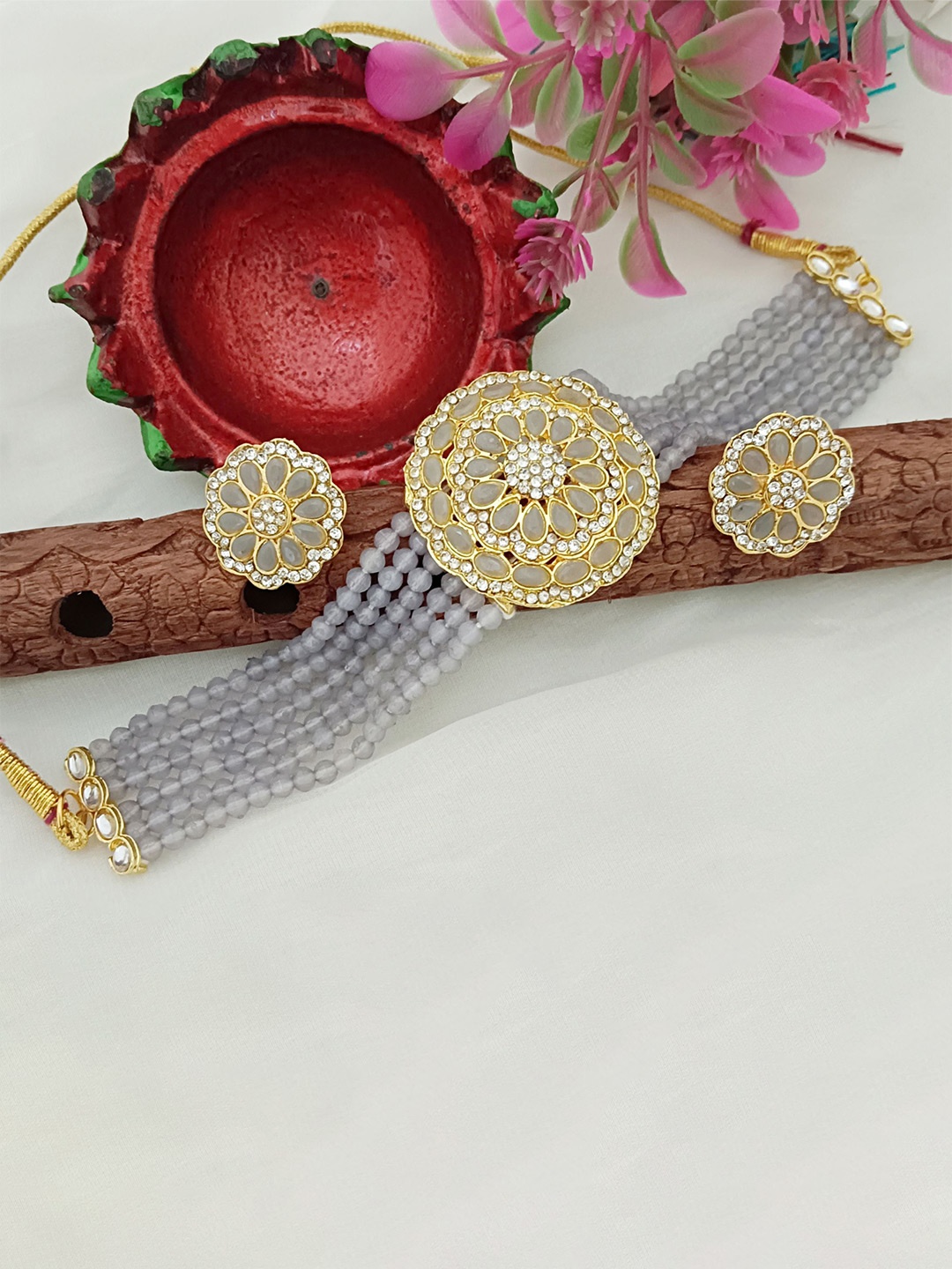 

EVY Gold-Plated Artificial Stones- studded Necklace, Grey