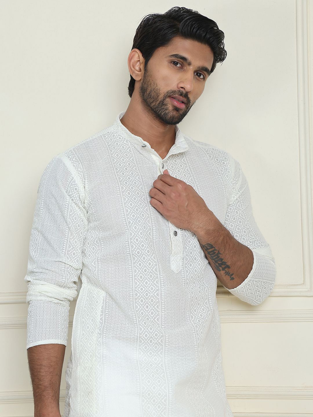 

Anouk White Geometric Embroidered Chikankari Mandarin Collar Pure Cotton Straight Kurta