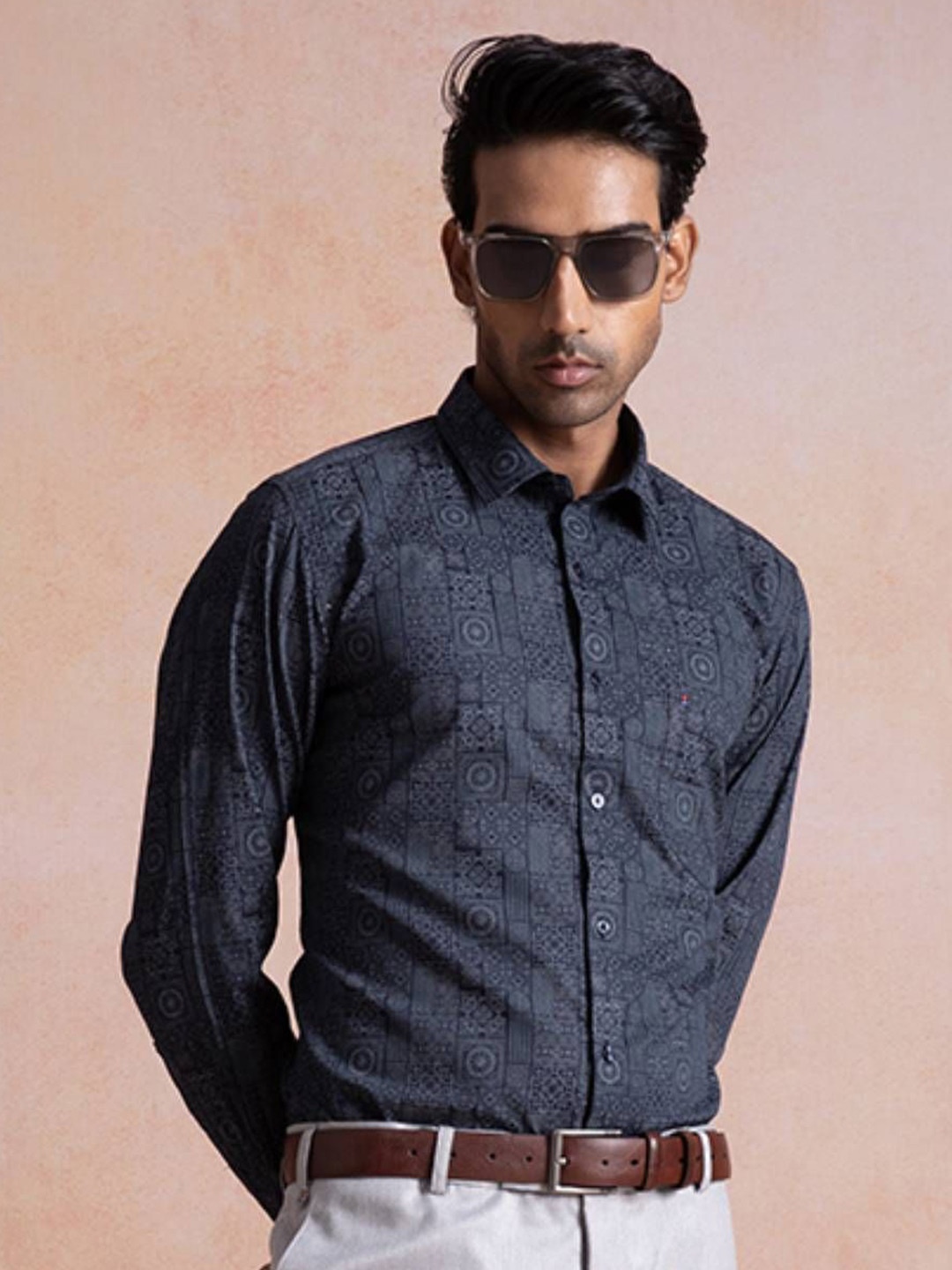 

Sero Men Smart Slim Fit Spread Collar Geometric Printed Cotton Formal Shirt, Navy blue