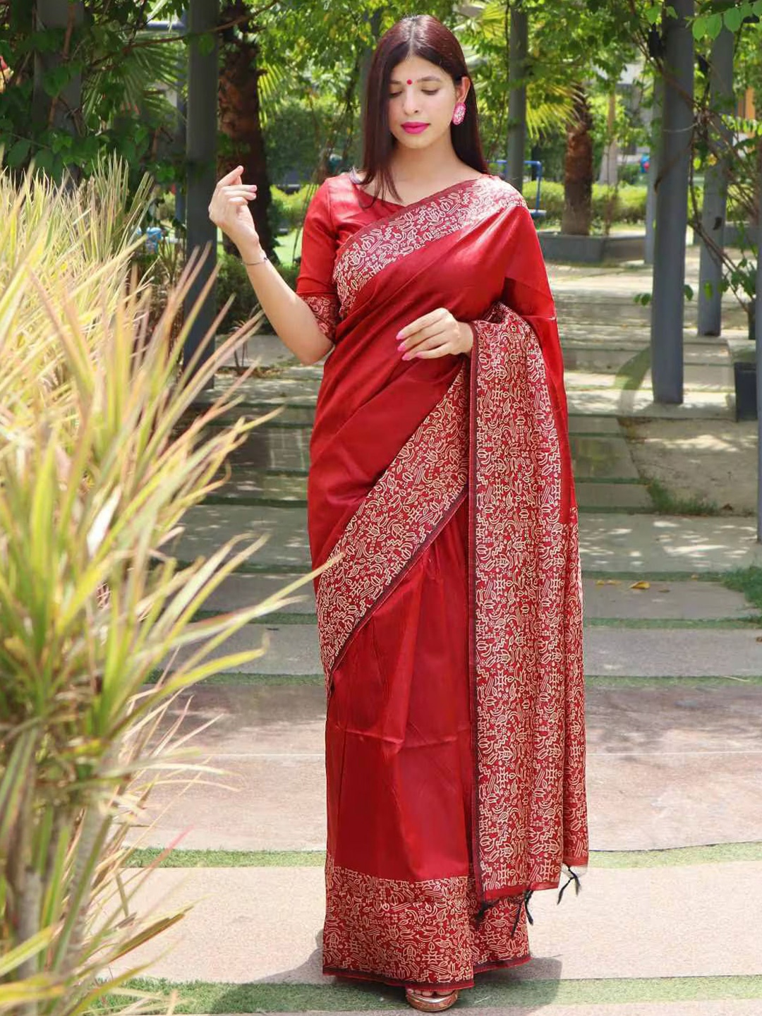 

APNISHA Ethnic Motifs Zari Pure Silk Banarasi Saree, Red