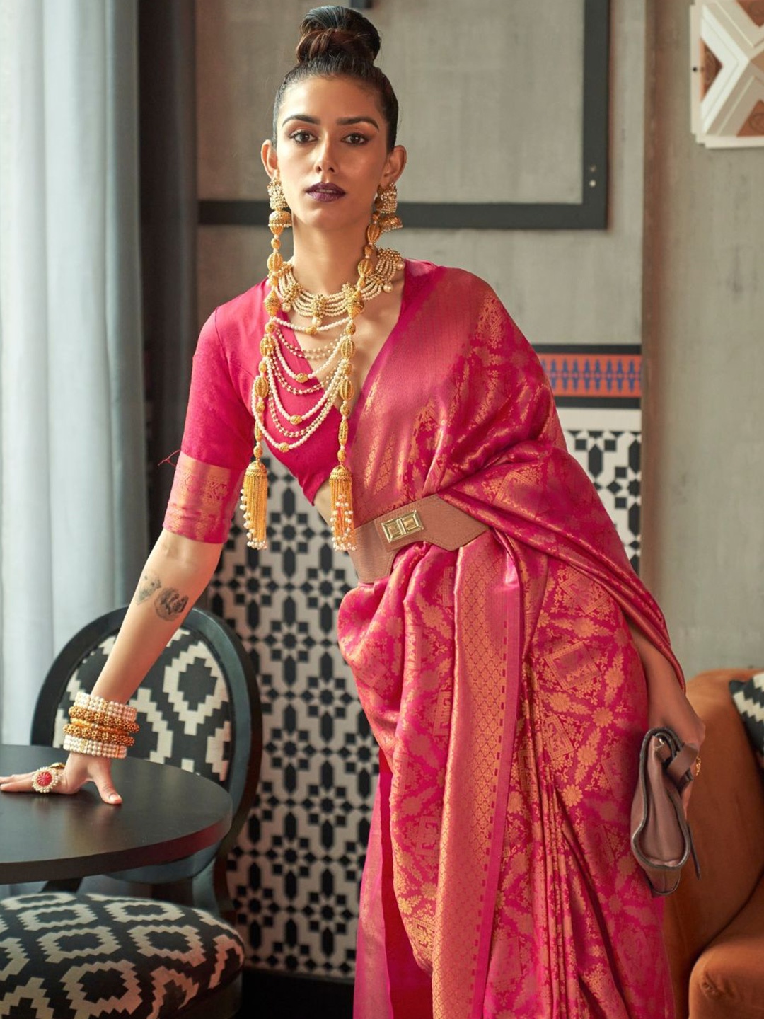 

BLENDIFY Floral Woven Design Banarasi Saree, Pink