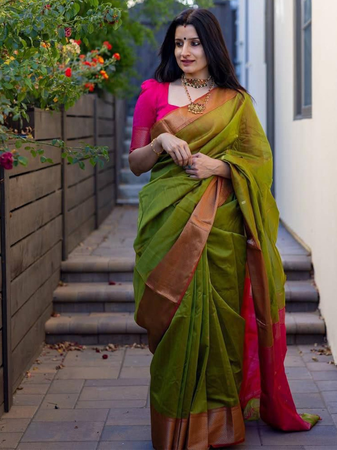

VILLE FASHION Woven Design Zari Kanjeevaram Saree, Green