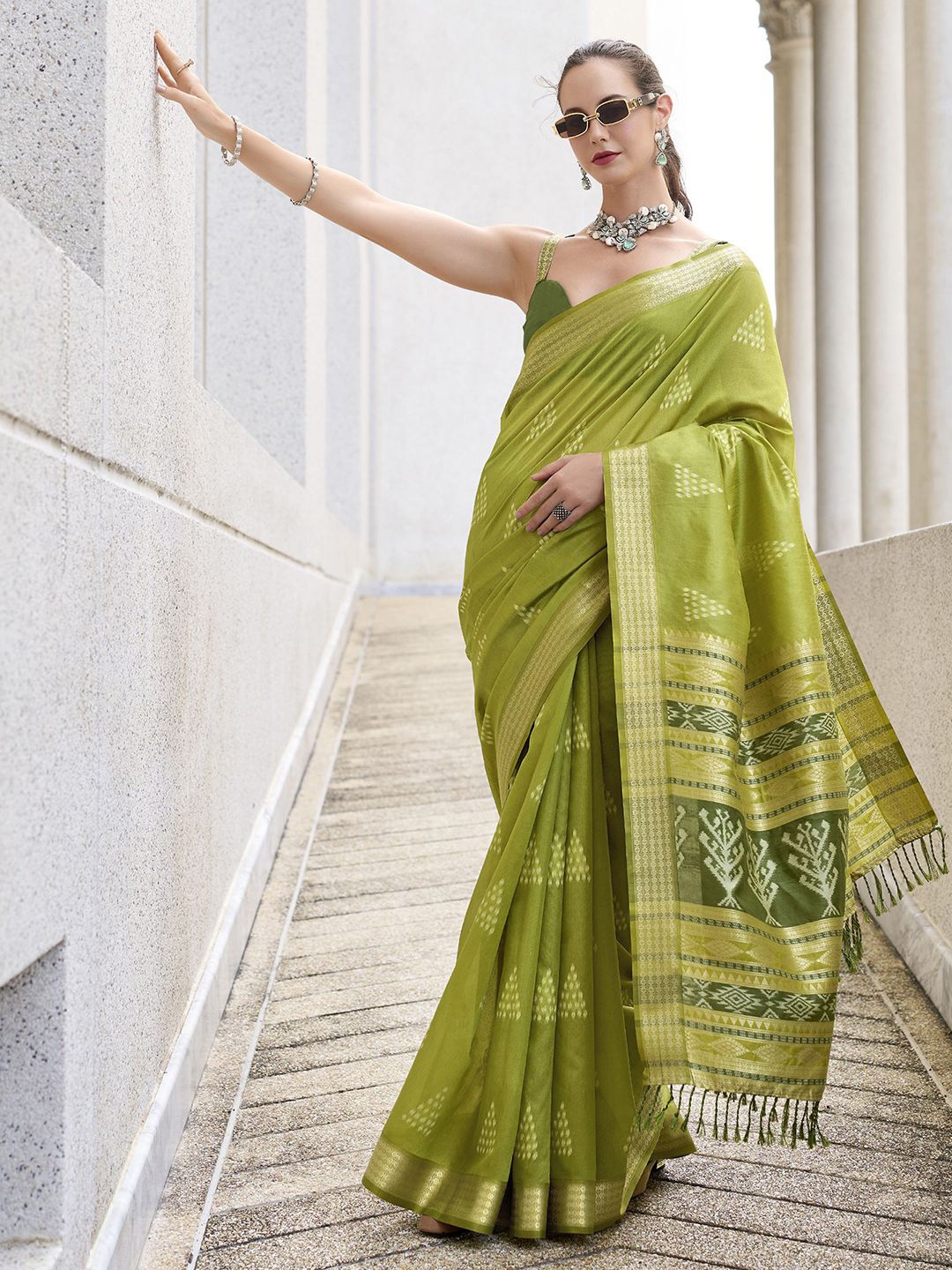 

Satrani Zari Ikat Saree With Blouse Piece, Green