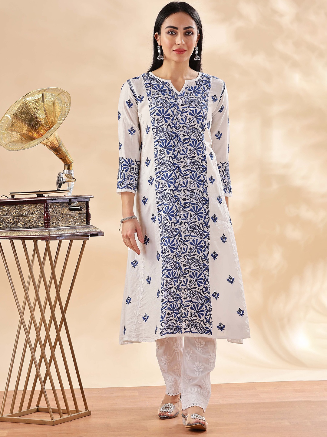 

Club Loom Women Paisley Embroidered Thread Work Lucknowi Chikankari Kurta, White